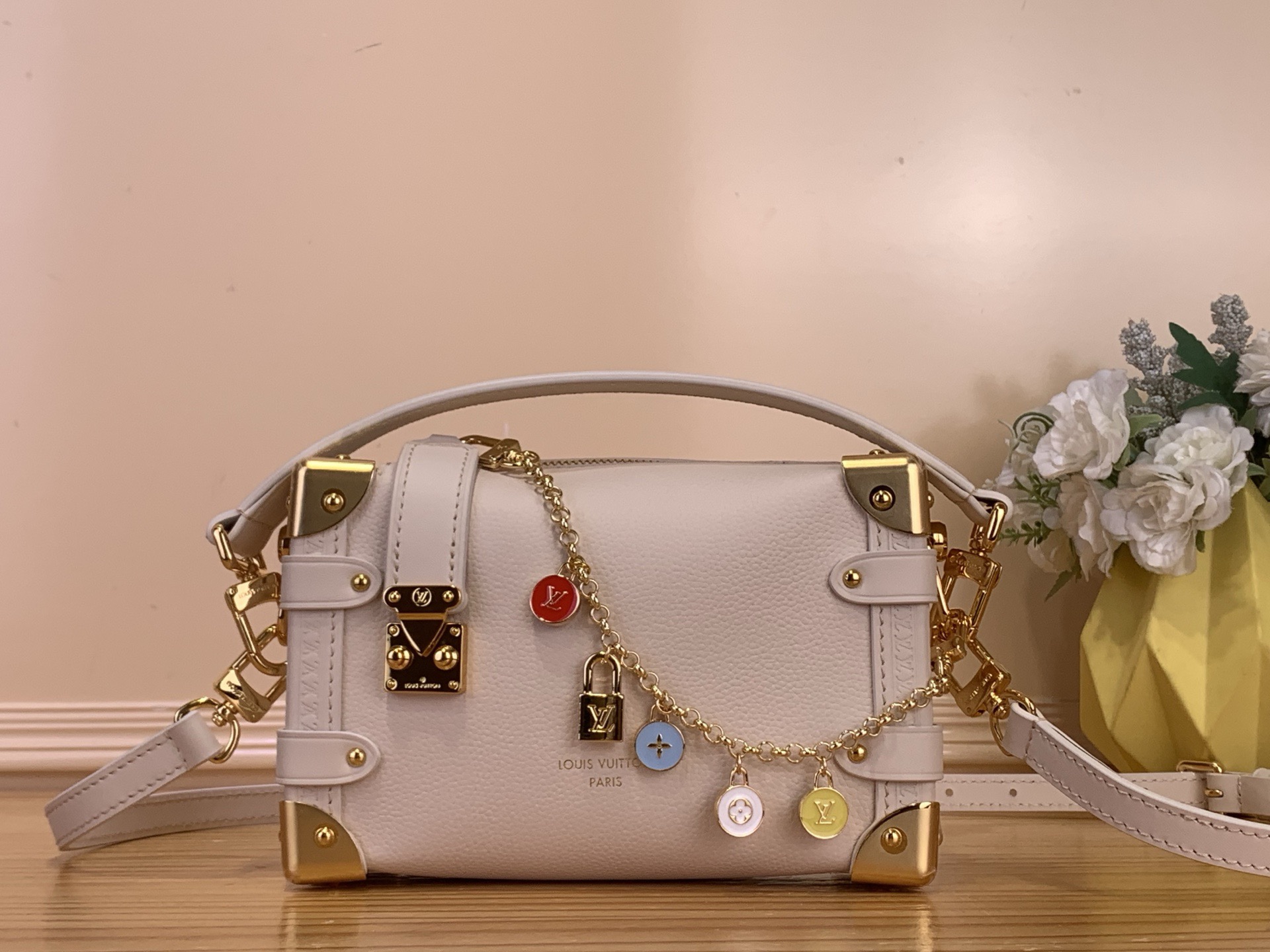 NO:762903,Top original order [SIDE TRUNK small handbag] M23817 27438 off-white (with chain) This SideTrunk small handbag is from the LV Confett series. It is made of cow leather and cow leather trim to create a compact silhouette. It is matched with an eye-catching decorative chain to easily focus the visual focus. Hard box-style metal corners and S-lock locks add exquisite details, and the detachable shoulder strap and handle allow for multiple carrying methods. Size 19x  12.5x7.5cm 8219095,,louis vuitton,cowhide19860909顶级原单【SIDE TRUNK小号手袋】M23817 27438 米白色（带链条） 本款SideTrunk小号手袋出自LV Confett系列,以牛皮革和牛皮革饰边构筑紧凑廓形,搭配瞩目装饰链条,轻松凝聚视觉焦点.硬箱风格金属包角和S-lock锁扣再添考究细节,可拆卸肩带和手柄实现多种背携方式. 尺寸19x 12.5x7.5厘米 8219095,,louis vuitton,cowhide,Bag