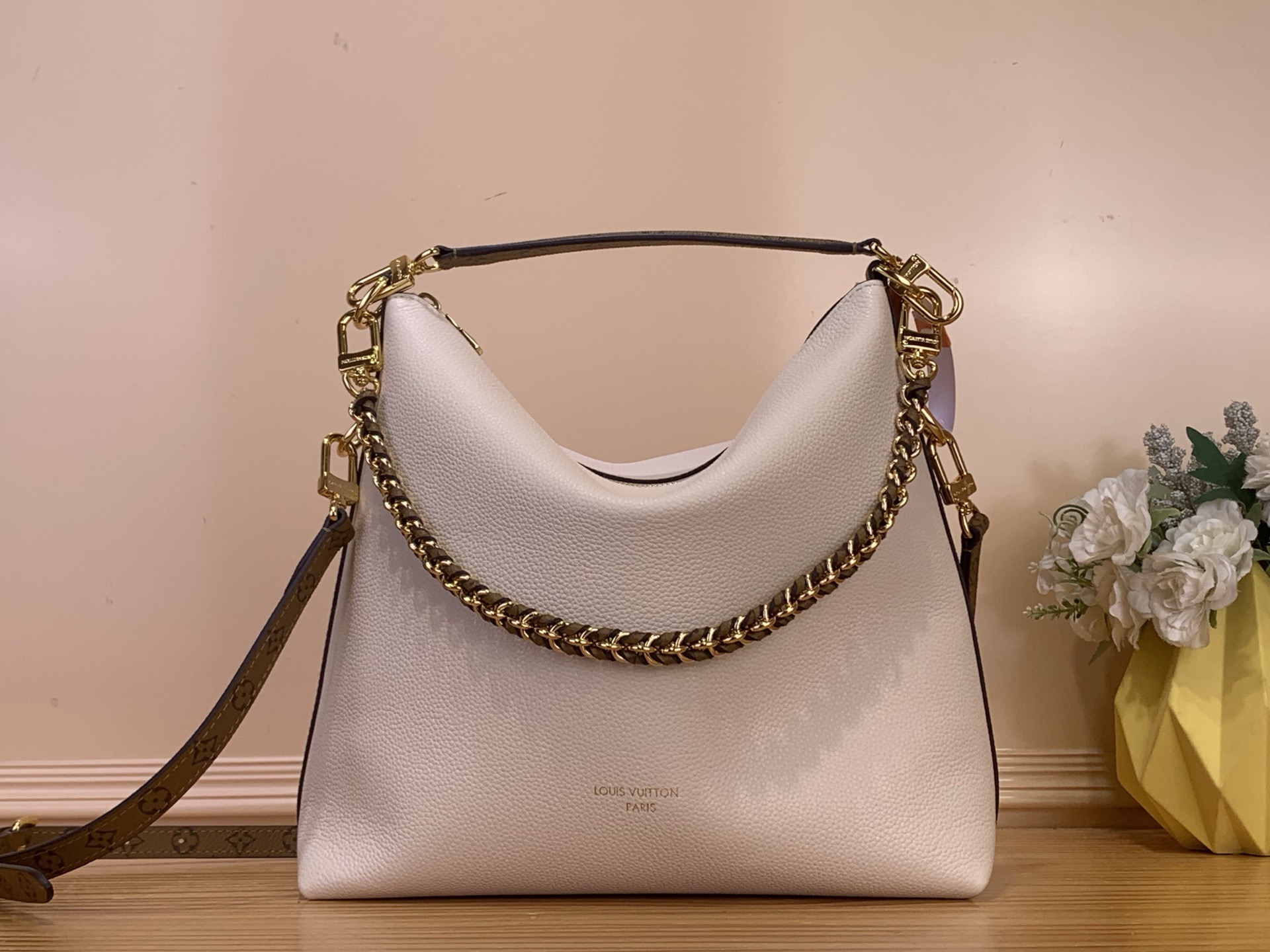 NO:762918,Top original order [MULTIPASS handbag] m28029 apricot 29195 black 29094 white Multipass handbag is inspired by the Express ys handbag that debuted in the autumn and winter series. This handbag adopts a casual drape shape, with the brand's iconic Monogram canvas trim and embellished with dazzling woven chains. It can be carried in a variety of ways and can accommodate daily needs such as tablet computers. Size 26 x 10 x  30 cm.7819085 (height x width x length),19860909顶级原单【MULTIPASS 手袋】 m28029 杏色 29195 黑色 29094 白色 Multipass 手袋的灵感源自 秋冬系列首次亮相的 Express ys手袋.这款手袋采用随性垂坠的包型,搭配品牌标志性的 Monogram 帆布饰边,以耀目编织链条点缀.可以多种方式背携,并可容纳平板电脑等日常所需. 尺寸26 x 10 x 30 厘米.7819085 (高 x 宽 x 长度),,Bag