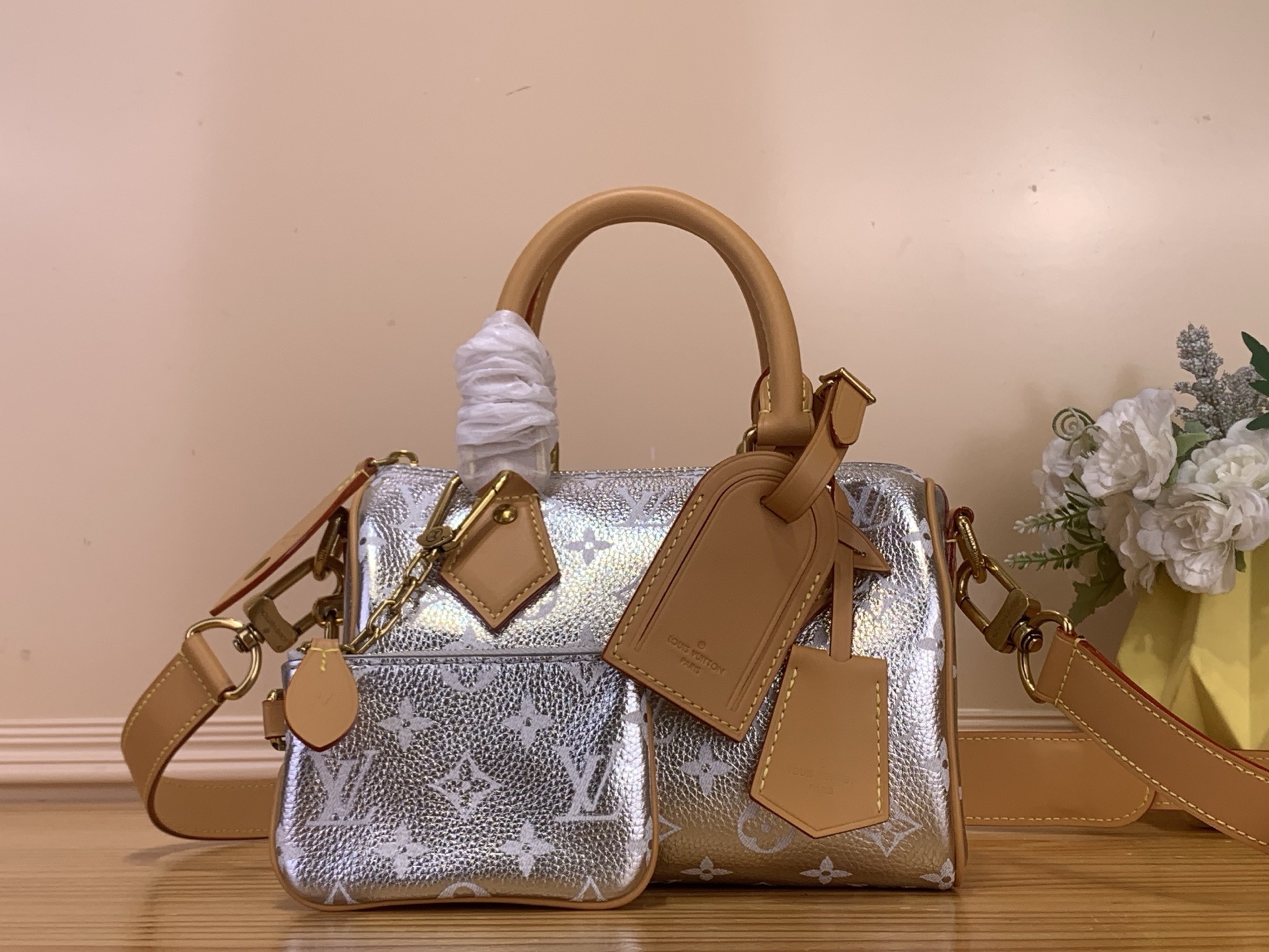 NO:767097,Top original item [Sac Speedy Bandoulière 20] M2A Silver This calfskin Speedy Bandoulière 20 revisits the iconic model in a colorful version, decorated with a tonal Monogram pattern. Contrasting calfskin enhances the rolled leather upper handles, removable shoulder strap and unique address clip. Inside, there is a gold plate found in all House Speedy bags, attesting to the extraordinary know-how of this exclusive piece.  Dimensions: 22x14x17.5 cm (length x height x width), shoulder bags, cowhide19860909顶级原单【Sac Speedy  Bandoulière 20】M2A 银色 这款小牛皮Speedy 单肩包20以彩色版本重温的标志性模型,装饰有同色系的Monogram图案.对比鲜明的小牛皮增强了卷皮鞋面手柄、可拆卸肩带和独特的地址夹.在里面,House所有Speedy 包中都有一个金板,证明了这件独家作品的非凡专有技术. 尺寸22x14x17.5厘米（长x高x宽）,,shoulder bags,cowhide,Bag