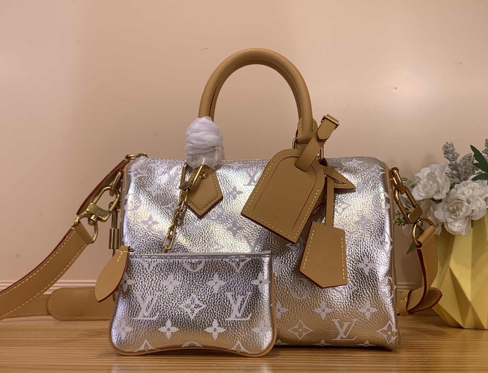 NO:762895,Top Original [Sac Speedy Bandoulière 25] M2A Silver This calfskin Speedy Bandoulière 25 revisits the iconic model in a colorful version, decorated with a tonal Monogram pattern. Contrasting calfskin enhances the rolled leather upper handles, removable shoulder strap and unique address clip. Inside, a gold plate found in all House Speedy bags attests to the extraordinary know-how of this exclusive piece. Dimensions 25 x 15  x 15 cm (length x height x width),,shoulder bags,cowhide19860909顶级原单【Sac Speedy  Bandoulière 25】M2A 银色 这款小牛皮Speedy  单肩包25以彩色版本重温的标志性模型,装饰有同色系的Monogram图案.对比鲜明的小牛皮增强了卷皮鞋面手柄、可拆卸肩带和独特的地址夹.在里面,House所有Speedy 包中都有一个金板,证明了这件独家作品的非凡专有技术. 尺寸25 x 15 x 15 cm厘米（长x高x宽）,,shoulder bags,cowhide,Bag