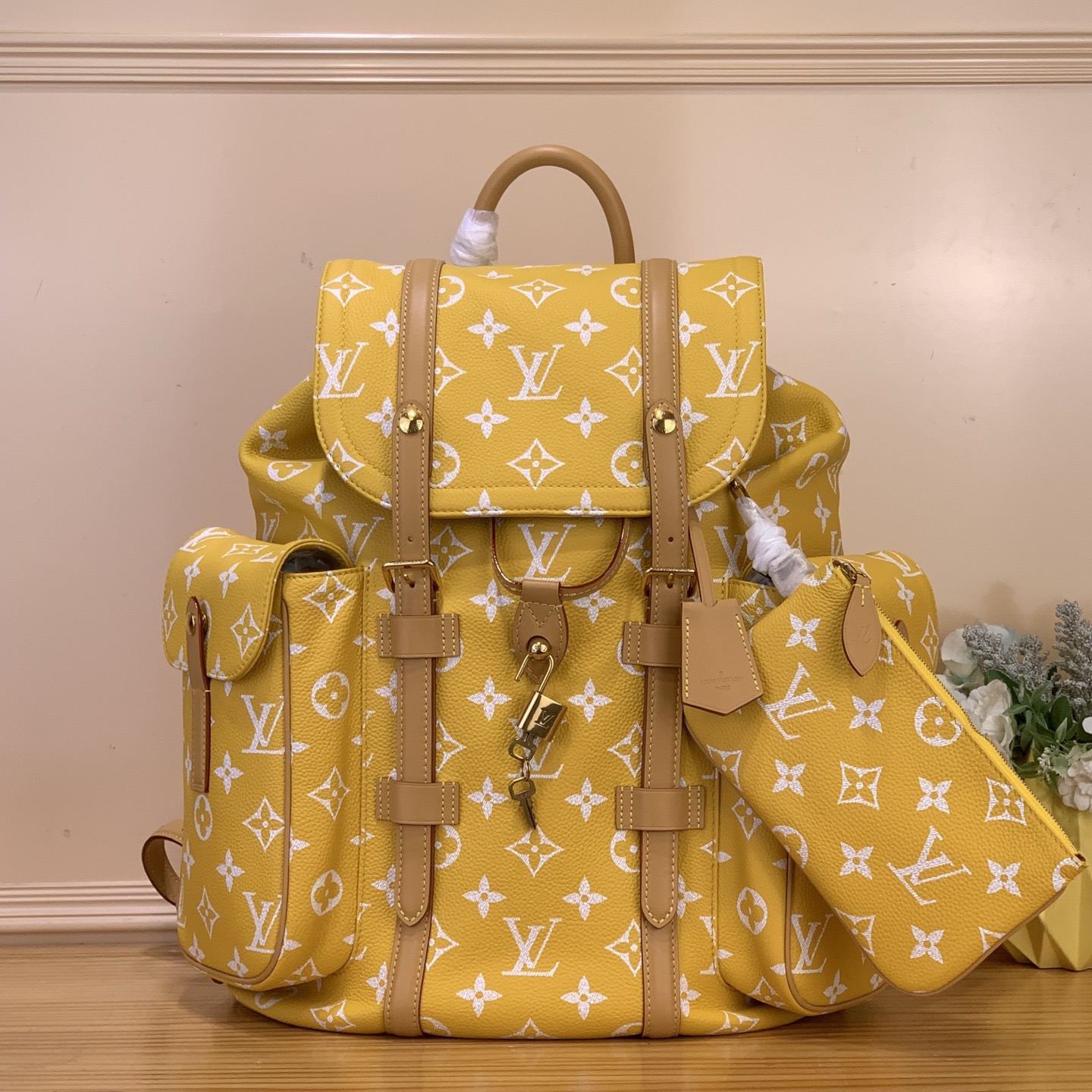 NO:763026,Top original item [9Christoher Backpack] M55699 yellow (full leather) Christoher small backpack is made of Taurillon leather with embossed Monogram pattern. It has a moderate capacity and combines external pockets and functional inner pockets. It is matched with leather shoulder straps and matte metal parts. Drawstring and snap closure securely protect accompanying items. Size 38 x 44x 12.5 cm 145121550,19860909顶级原单【9Christoher 双肩包】M55699黄色（全皮） Christoher 小号双肩包取材压印 Monogram 图案的 Taurillon 皮革,适中容量结合外侧袋与功能性内袋,搭配皮革肩带与哑光金属件.抽绳和按扣开合安全守护随行物品. 尺寸38 x 44x 12.5 cm 145121550,,Bag