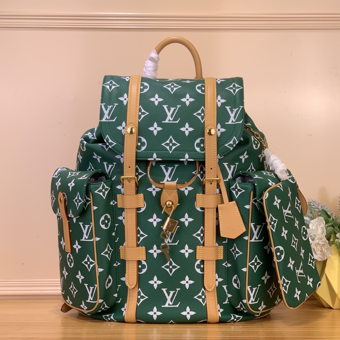 NO:763023,Top original item [9Christoher backpack] M55699 green (full leather) Christoher small backpack is made of Taurillon leather with embossed Monogram pattern. It has a moderate capacity and combines external bags and functional inner bags. It is matched with leather shoulder straps and matte metal parts. Drawstring and snap button closure securely protects accompanying items. Size 38 x 44x 12.5 cm 145121550,19860909顶级原单【9Christoher 双肩包】M55699绿色（全皮） Christoher 小号双肩包取材压印 Monogram 图案的 Taurillon 皮革,适中容量结合外侧袋与功能性内袋,搭配皮革肩带与哑光金属件.抽绳和按扣开合安全守护随行物品. 尺寸38 x 44x 12.5 cm 145121550,,Bag