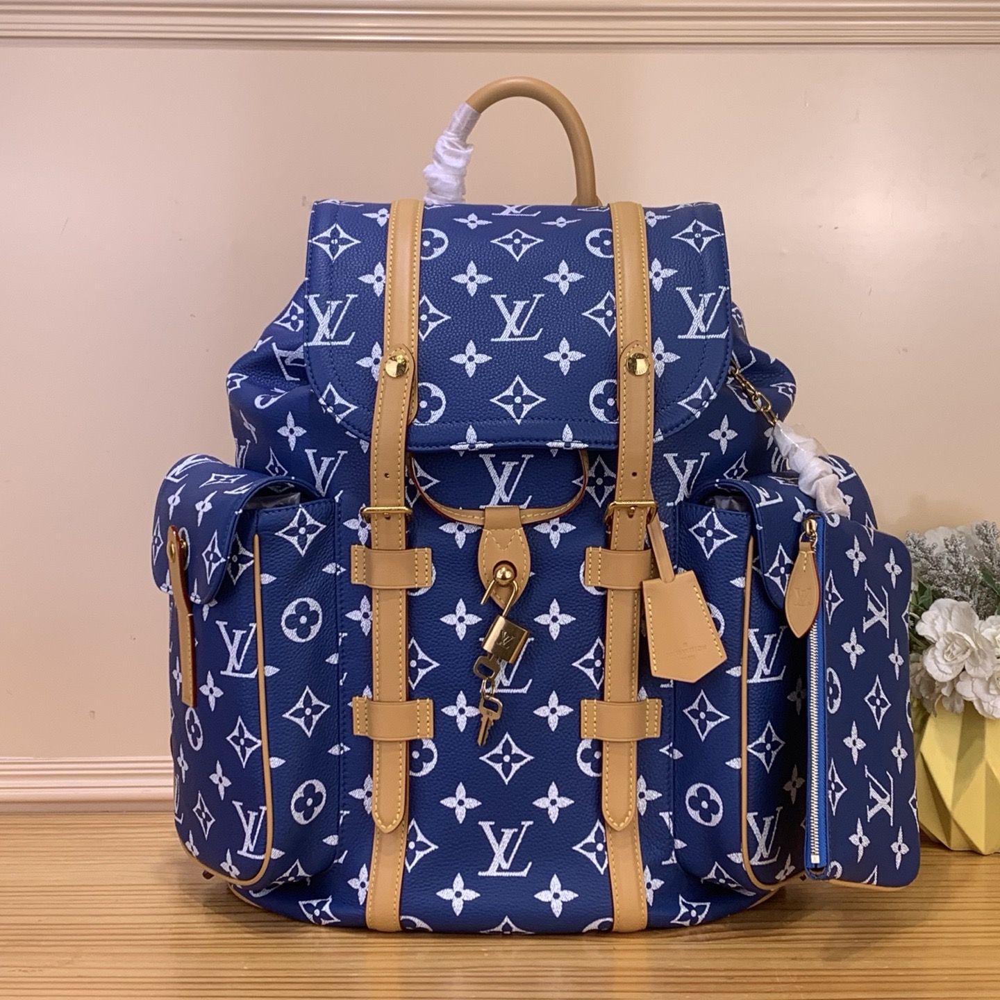 NO:763020,Top original item [9Christoher Backpack] M55699 blue (full leather) Christoher small backpack is made of Taurillon leather with embossed Monogram pattern. It has a moderate capacity and combines outer pockets and functional inner pockets. It is matched with leather shoulder straps and matte metal parts. Drawstring and snap closure securely protect accompanying items. Size 38 x 44x 12.5 cm 145121550,19860909顶级原单【9Christoher 双肩包】M55699蓝色（全皮） Christoher 小号双肩包取材压印 Monogram 图案的 Taurillon 皮革,适中容量结合外侧袋与功能性内袋,搭配皮革肩带与哑光金属件.抽绳和按扣开合安全守护随行物品. 尺寸38 x 44x 12.5 cm 145121550,,Bag