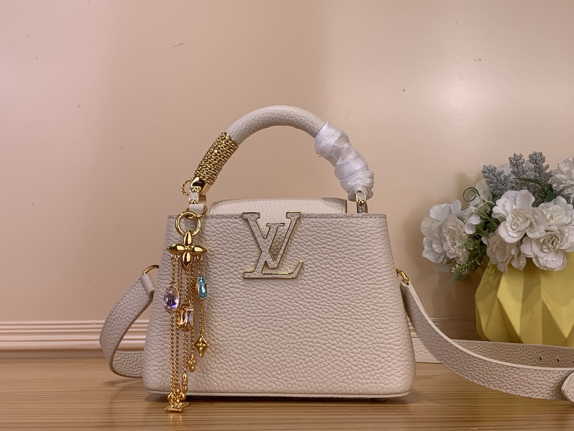 NO:762945,Top original order [caucines mini handbag] m48865 white/crystal pendant Louis Vuitton tells the new Caucines story. The exquisite metallic bright diamond Monogram HL floral ribbon makes this classic handbag exude a more feminine temperament. Size 21 x 14 x 8cm 125121300,, louis vuitton19860909顶级原单【caucines mini手袋】m48865 白色/ 水晶吊坠 路易威登讲述全新的Caucines 故事.精致的金属色亮钻Monogram Hl花卉饰带,使此款经典手袋散发出更加柔美的气质. 尺寸21 x 14 x 8cm 125121300,,louis vuitton,Bag