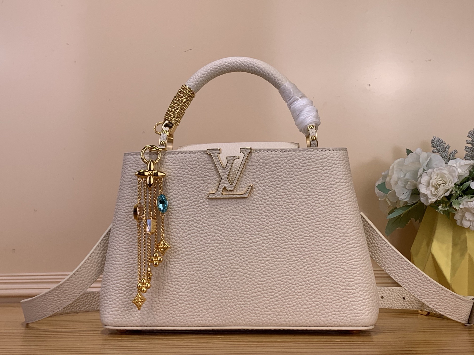NO:762940,Top original order [caucines bb handbag] m48865 white/crystal pendant Louis Vuitton tells the new Caucines story. The exquisite metallic bright diamond Monogram HL floral ribbon makes this classic handbag exude a more feminine temperament. Size 27.0 x 18.0 x 9cm135121400,, louis vuitton19860909顶级原单【caucines bb手袋】m48865 白色/水晶吊坠 路易威登讲述全新的Caucines故事.精致的金属色亮钻Monogram Hl花卉饰带,使此款经典手袋散发出更加柔美的气质. 尺寸27.0 x 18.0 x 9cm135121400,,louis vuitton,Bag