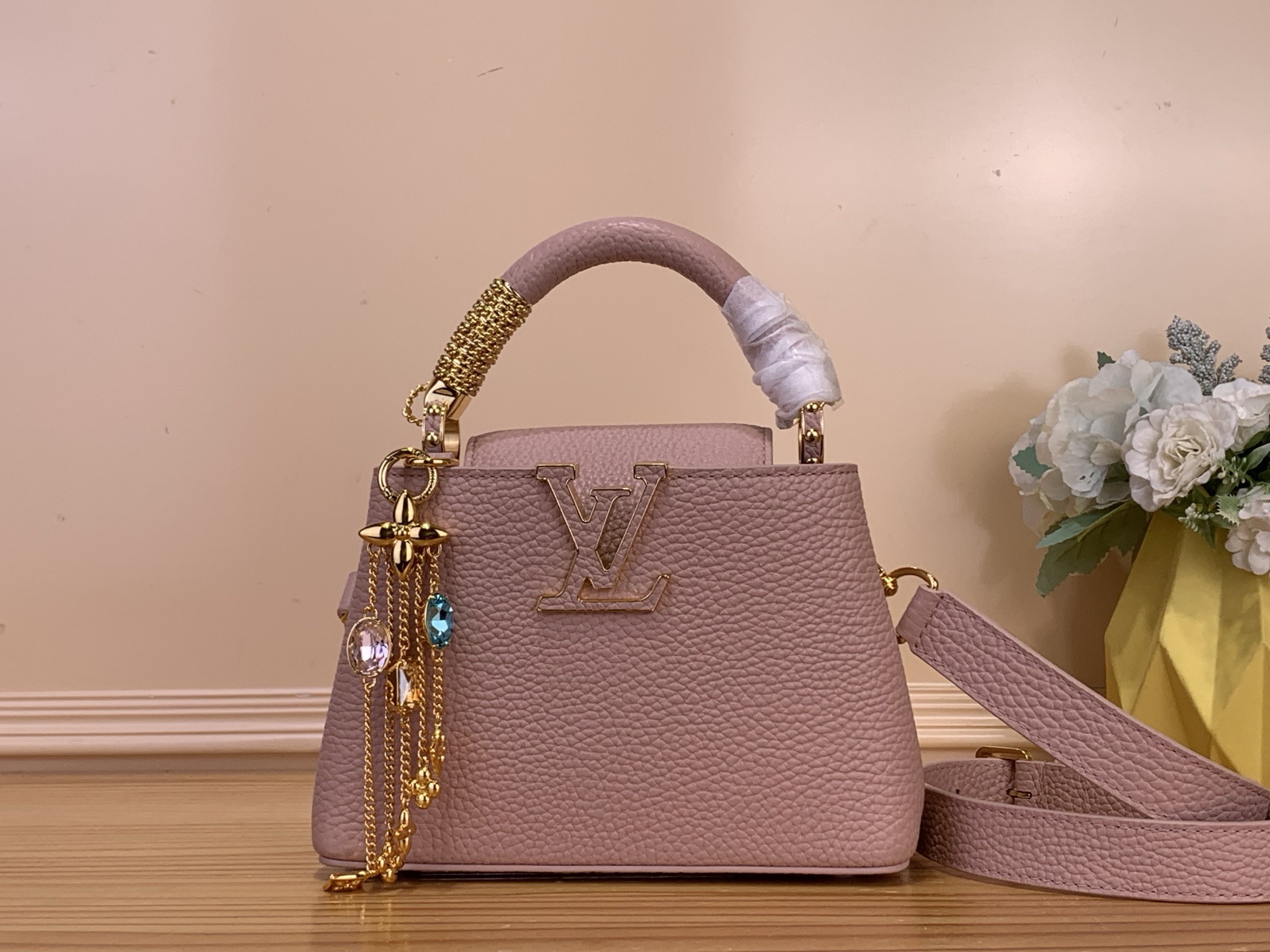 NO:762935,Top original order [caucines mini handbag] m48865 pink/crystal pendant Louis Vuitton tells the new Caucines story. The exquisite metallic bright diamond Monogram HL floral ribbon makes this classic handbag exude a more feminine temperament. Size 21 x 14 x 8cm 125121300,, louis vuitton19860909顶级原单【caucines mini手袋】m48865 粉色/ 水晶吊坠 路易威登讲述全新的Caucines故事.精致的金属色亮钻Monogram Hl花卉饰带,使此款经典手袋散发出更加柔美的气质. 尺寸21 x 14 x 8cm 125121300,,louis vuitton,Bag
