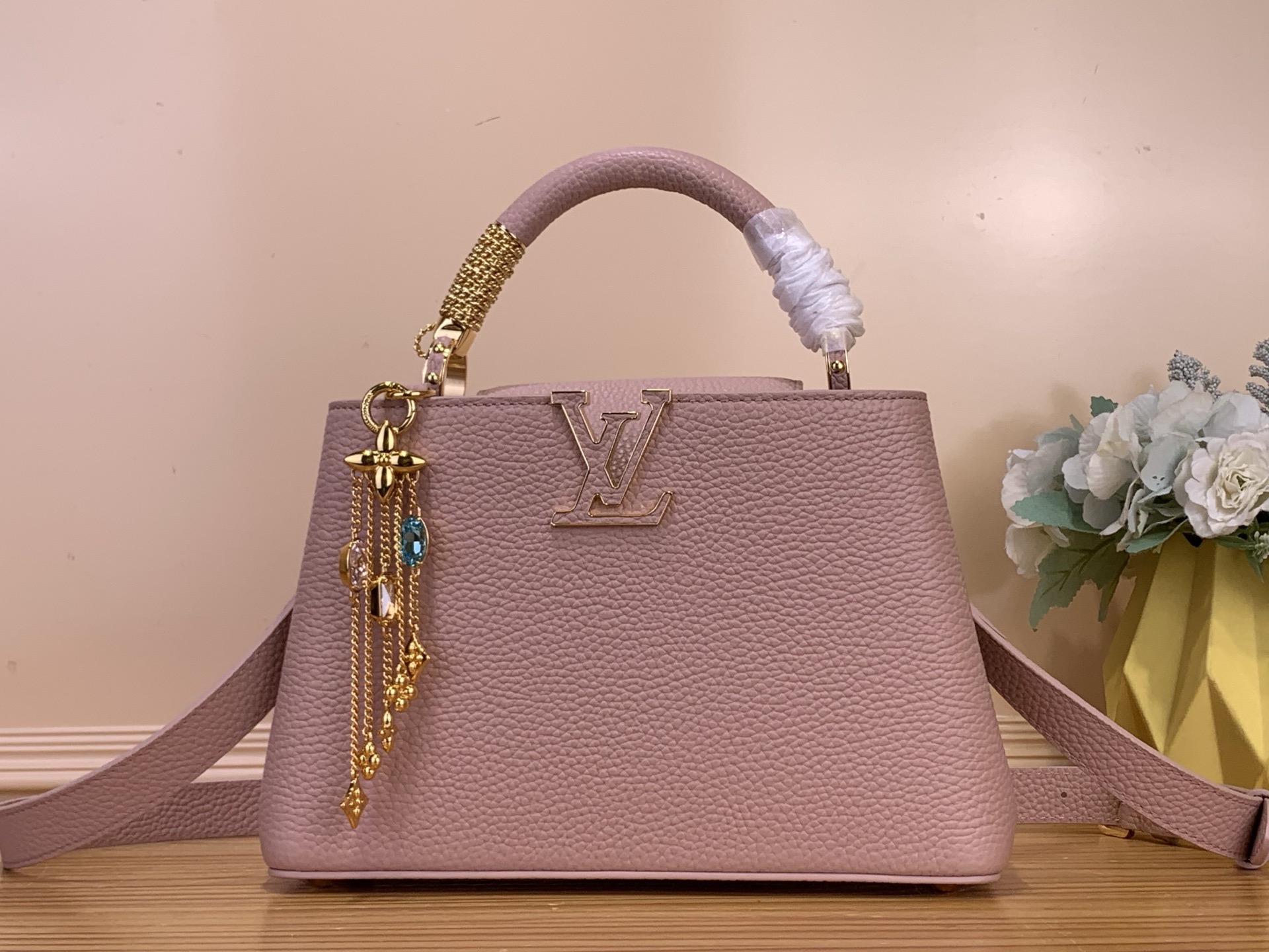 NO:762930,Top original order [caucines bb handbag] m48865 pink/crystal pendant Louis Vuitton tells the new Caucines story. The exquisite metallic bright diamond Monogram HL floral ribbon makes this classic handbag exude a more feminine temperament. Size 27.0 x 18.0 x 9cm135121400,, louis vuitton19860909顶级原单【caucines bb手袋】m48865 粉色/水晶吊坠 路易威登讲述全新的Caucines故事.精致的金属色亮钻Monogram Hl花卉饰带,使此款经典手袋散发出更加柔美的气质. 尺寸27.0 x 18.0 x 9cm135121400,,louis vuitton,Bag