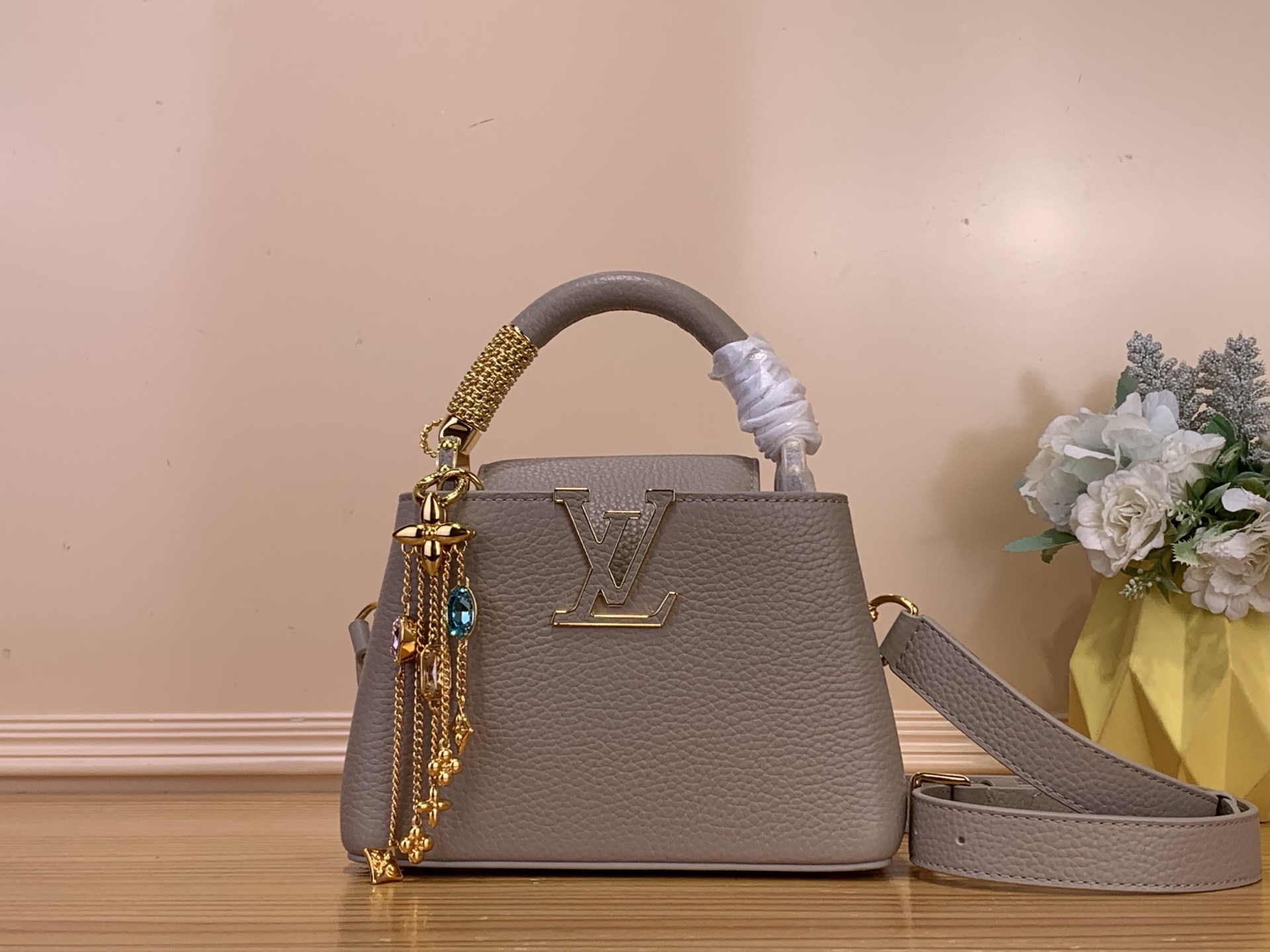 NO:762927,Top original order [caucines mini handbag] m48865 gray/crystal pendant Louis Vuitton tells the new Caucines story. The exquisite metallic bright diamond Monogram HL floral ribbon makes this classic handbag exude a more feminine temperament. Size 21 x 14 x 8cm 125121300,, louis vuitton19860909顶级原单【caucines mini手袋】m48865 灰色/ 水晶吊坠 路易威登讲述全新的Caucines故事.精致的金属色亮钻Monogram Hl花卉饰带,使此款经典手袋散发出更加柔美的气质. 尺寸21 x 14 x 8cm 125121300,,louis vuitton,Bag