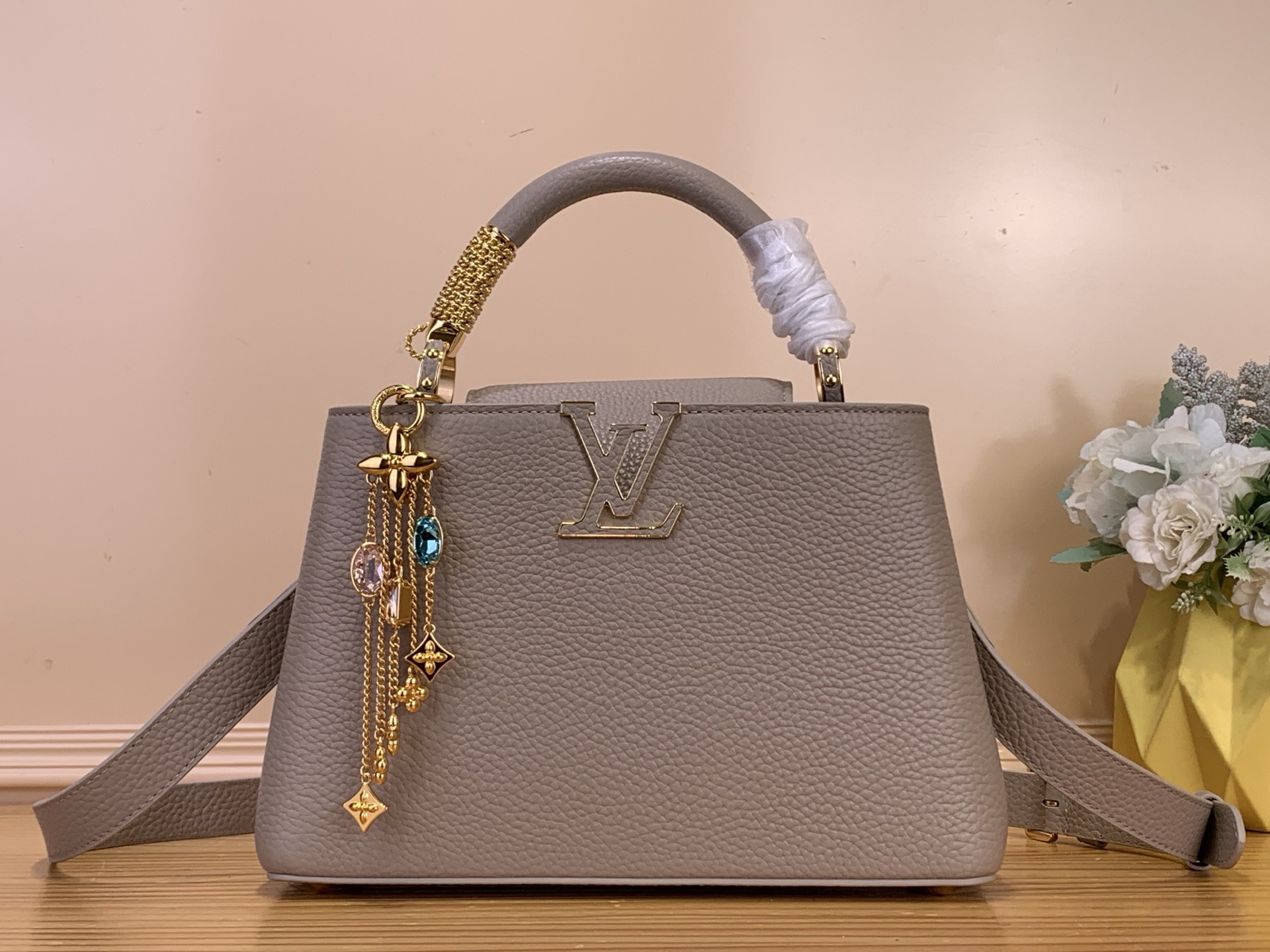 NO:762923,Top original order [caucines bb handbag] m48865 gray/crystal pendant. Louis Vuitton tells the new Caucines story. The exquisite metallic bright diamond Monogram HL floral ribbon makes this classic handbag exude a more feminine temperament. Size 27.0 x 18.0 x 9cm135121400,, louis vuitton19860909顶级原单【caucines bb手袋】m48865 灰色/水晶吊坠 路易威登讲述全新的Caucines故事.精致的金属色亮钻Monogram Hl花卉饰带,使此款经典手袋散发出更加柔美的气质. 尺寸27.0 x 18.0 x 9cm135121400,,louis vuitton,Bag
