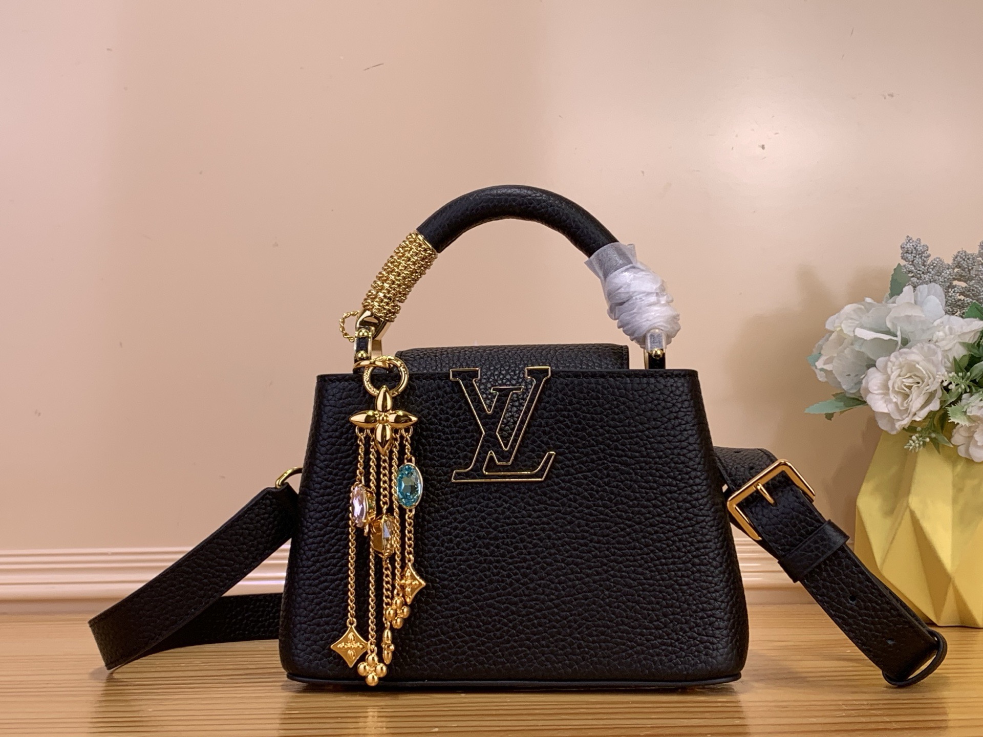 NO:762922,Top original order [caucines mini handbag] m48865 black / crystal pendant Louis Vuitton tells the new Caucines HL story. The exquisite metallic bright diamond Monogram floral ribbon makes this classic handbag exude a more feminine temperament. Size 21 x 14 x 8cm 125121300,, louis vuitton19860909顶级原单【caucines mini手袋】m48865 黑色/ 水晶吊坠 路易威登讲述全新的Caucines Hl故事.精致的金属色亮钻Monogram花卉饰带,使此款经典手袋散发出更加柔美的气质. 尺寸21 x 14 x 8cm 125121300,,louis vuitton,Bag
