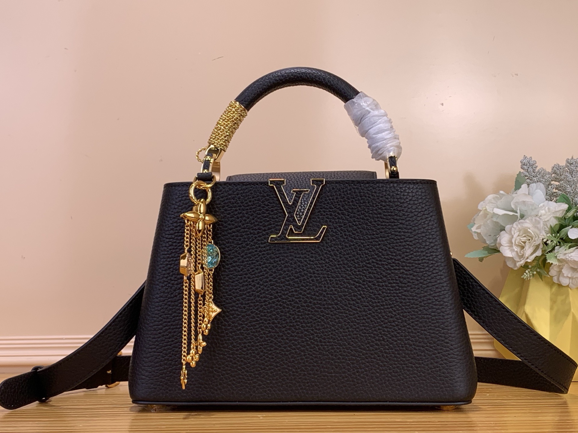 NO:766572,Top original order [caucines bb handbag] m48865 black/crystal pendant Louis Vuitton tells the new Caucines HL story. The exquisite metallic bright diamond Monogram floral ribbon makes this classic handbag exude a more feminine temperament. Size 27.0 x 18.0 x 9cm135121400,, louis vuitton19860909顶级原单【caucines bb手袋】m48865 黑色/水晶吊坠 路易威登讲述全新的Caucines Hl故事.精致的金属色亮钻Monogram花卉饰带,使此款经典手袋散发出更加柔美的气质. 尺寸27.0 x 18.0 x 9cm135121400,,louis vuitton,Bag