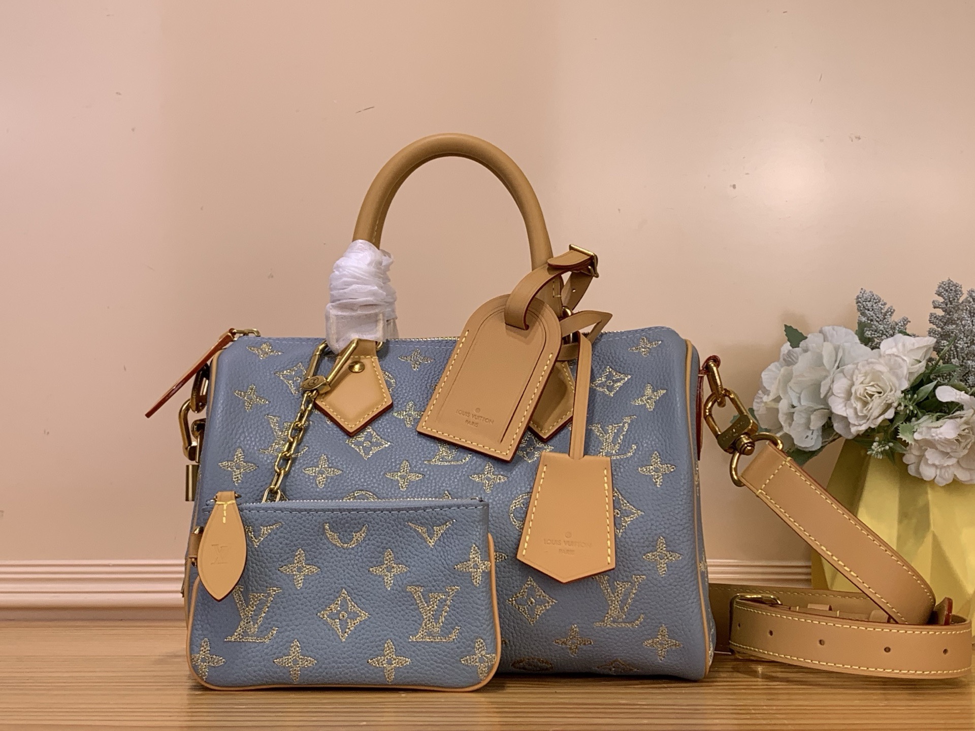 NO:762957,Top original order [SEEDY 9 BANDOULIRE 25 handbag] m28080 gray/gold (embroidery) This Seedy 9 Bandoulière 25 handbag is made of soft cow leather and embellished with Monogram embroidery pattern. The thread embroidery design is inspired by Indian embroidery craftsmanship, which requires hundreds of thousands of stitches. The interior is decorated with Harrell Williams' exclusive nameplate. The detachable and adjustable shoulder strap allows for multiple shoulder carrying methods. Size 25 x 15  x 15 cm 019112 (Length x Height x Width) [SEEDY 9 BANDOULIRE 25 Handbag] m28080 Gray/Gold (Embroidery) This Seedy 9 Bandoulière 25 handbag is made of soft cow leather and embellished with Monogram embroidery pattern. The thread embroidery design is inspired by Indian embroidery craftsmanship, which requires hundreds of thousands of stitches. The interior is decorated with harrell Williams  Exclusive nameplate. Detachable and adjustable shoulder strap allows for various shoulder carrying methods. Dimensions 25 x 15 x 15 cm 110121200 (length x height x width),,cowhide19860909顶级原单【SEEDY 9 BANDOULIRE 25 手袋】m28080 灰/金（刺绣） 本款 Seedy 9 Bandoulière 25 手袋选用柔软牛皮革,缀以 Monogram 刺绣图案.线绣设计灵感源自印度刺绣工艺,需耗费数十万针.内部饰有 harrell Williams 专属铭牌.可拆卸、可调节肩带实现多种肩背方式. 尺寸25 x 15 x 15 厘米 019112 (长度 x 高 x 宽)【SEEDY 9 BANDOULIRE 25 手袋】m28080 灰/金（刺绣） 本款 Seedy 9 Bandoulière 25 手袋选用柔软牛皮革,缀以 Monogram 刺绣图案.线绣设计灵感源自印度刺绣工艺,需耗费数十万针.内部饰有 harrell Williams 专属铭牌.可拆卸、可调节肩带实现多种肩背方式. 尺寸25 x 15 x 15 厘米 110121200 (长度 x 高 x 宽),,cowhide,Bag