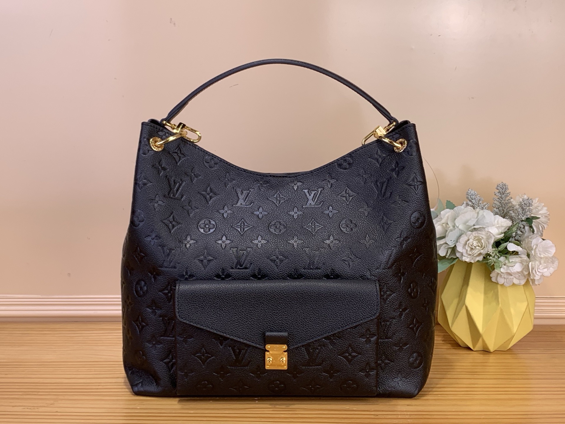 NO:762905,Top original order [HOBO MTIS handbag] m27189 black m27937 taupe This Hobo Métis handbag is made of the brand's classic Monogram Emreinte Ys leather, with elegant tones and metal parts such as the S-lock buckle on the front pocket to brighten all kinds of clothing. The spacious configuration can accommodate daily necessities such as notebooks and e-readers, and is also equipped with a detachable handle to realize different styling possibilities. Dimensions 35 x 32.5 x 10 cm  9219095 (length x height x width),19860909顶级原单【HOBO MTIS 手袋】 m27189 黑色 m27937 灰褐色 本款 Hobo Métis 手袋取材品牌经典 Monogram Emreinte Ys皮革,以考究色调和前袋 S-lock 锁扣等金属件点亮各式着装.宽敞构型可容纳笔记本和电子阅读器等日常所需,亦配有可拆卸手柄实现不同造型可能. 尺寸35 x 32.5 x 10 厘米 9219095 (长度 x 高 x 宽),,Bag