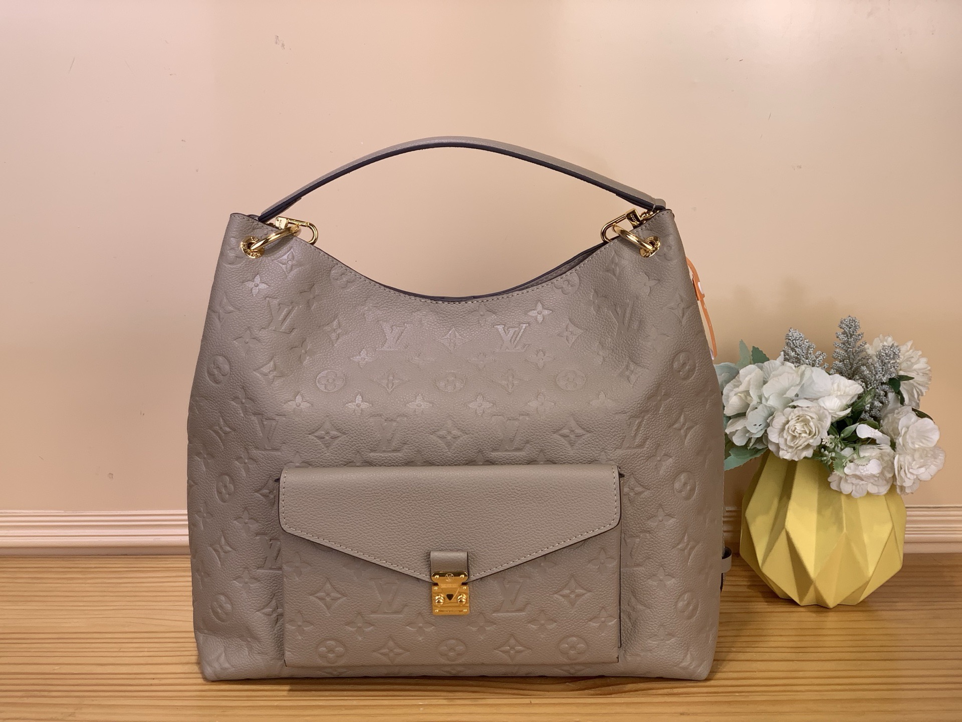 NO:762914,Top original order [HOBO MTIS handbag] m27189 black m27937 taupe This Hobo Métis handbag is made of the brand's classic Monogram Emreinte Ys leather, with elegant tones and metal parts such as the S-lock buckle on the front pocket to brighten all kinds of clothing. The spacious configuration can accommodate daily necessities such as notebooks and e-readers, and is also equipped with a detachable handle to realize different styling possibilities. Dimensions 35 x 32.5 x 10 cm  9219095 (length x height x width),19860909顶级原单【HOBO MTIS 手袋】 m27189 黑色 m27937 灰褐色 本款 Hobo Métis 手袋取材品牌经典 Monogram Emreinte Ys皮革,以考究色调和前袋 S-lock 锁扣等金属件点亮各式着装.宽敞构型可容纳笔记本和电子阅读器等日常所需,亦配有可拆卸手柄实现不同造型可能. 尺寸35 x 32.5 x 10 厘米 9219095 (长度 x 高 x 宽),,Bag
