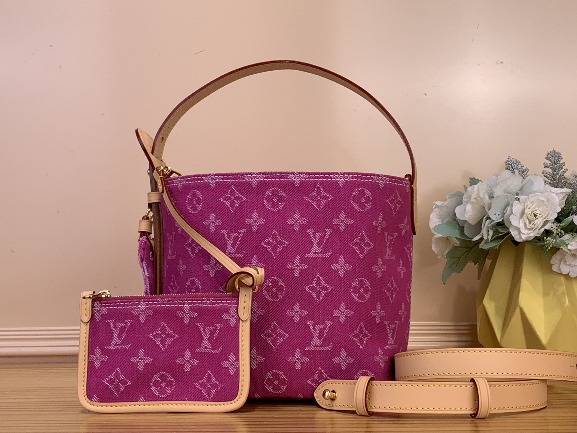 NO:763051,The top original item [All In BB bucket bag] M27626 rose red 28107 blue (denim denim) is made of denim and is newly presented, adding a modern and free atmosphere to the Denim Rendez-Vous sj series. The shape of the bucket bag is cleverly matched with contrasting leather trim and the iconic LV nameplate, paying tribute to the Louis Vuitton archive hard box. The versatile design allows for multiple carrying methods, and the detachable zipper inner pocket adds practical ingenuity.  Dimensions 16 x 18 x 12 cm 5216055,,louis vuitton,louis vuitton19860909顶级原单【All In BB 水桶手袋】M27626 玫红色 28107 蓝色（丹宁牛仔） 取材丹宁布焕新呈现,为 Denim Rendez-Vous sj系列添注现代洒脱气息.水桶包构型巧搭撞色皮革饰边与标志性 LV 名牌,致意路易威登典藏硬箱.百搭设计实现多种背携方式,可拆卸拉链内袋增添实用巧思. 尺寸 16 x 18 x 12厘米 5216055,,louis vuitton,louis vuitton,Bag