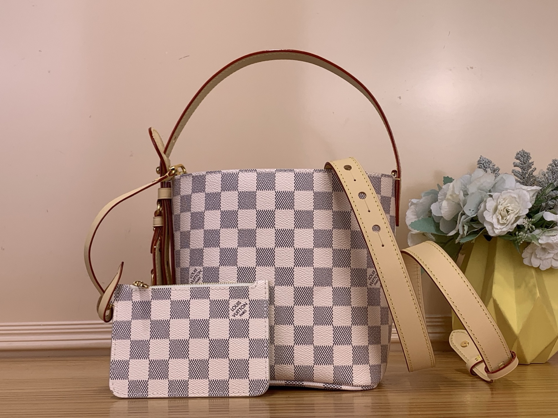NO:762898,Top Original [All ln BB Bucket Bag] M12925 N40855 White Check/Blue This versatile version is redesigned in Damier Azur canvas to complement day-to-night looks. Jh's elegant design is decorated with contrasting leathers and features multiple Louis Vuitton signatures, from gold padlocks to removable name tags. It can be worn in multiple ways and has a removable zipper bag inside Dimensions  16x18x12 cm4816065,,louis vuitton19860909顶级原单【All ln BB 水桶手袋】M12925 N40855 白格/蓝色 本款多功能版以Damier Azur帆布重新设计,与白天到晚上的造型相得益彰.Jh优雅的设计采用对比鲜明的皮革装饰,并带有多个路易威登签名,从金色挂锁到可拆卸名牌.它可以多种佩戴方式,内部有一个可拆卸的拉链袋 尺寸 16x18x12厘米4816065,,louis vuitton,Bag