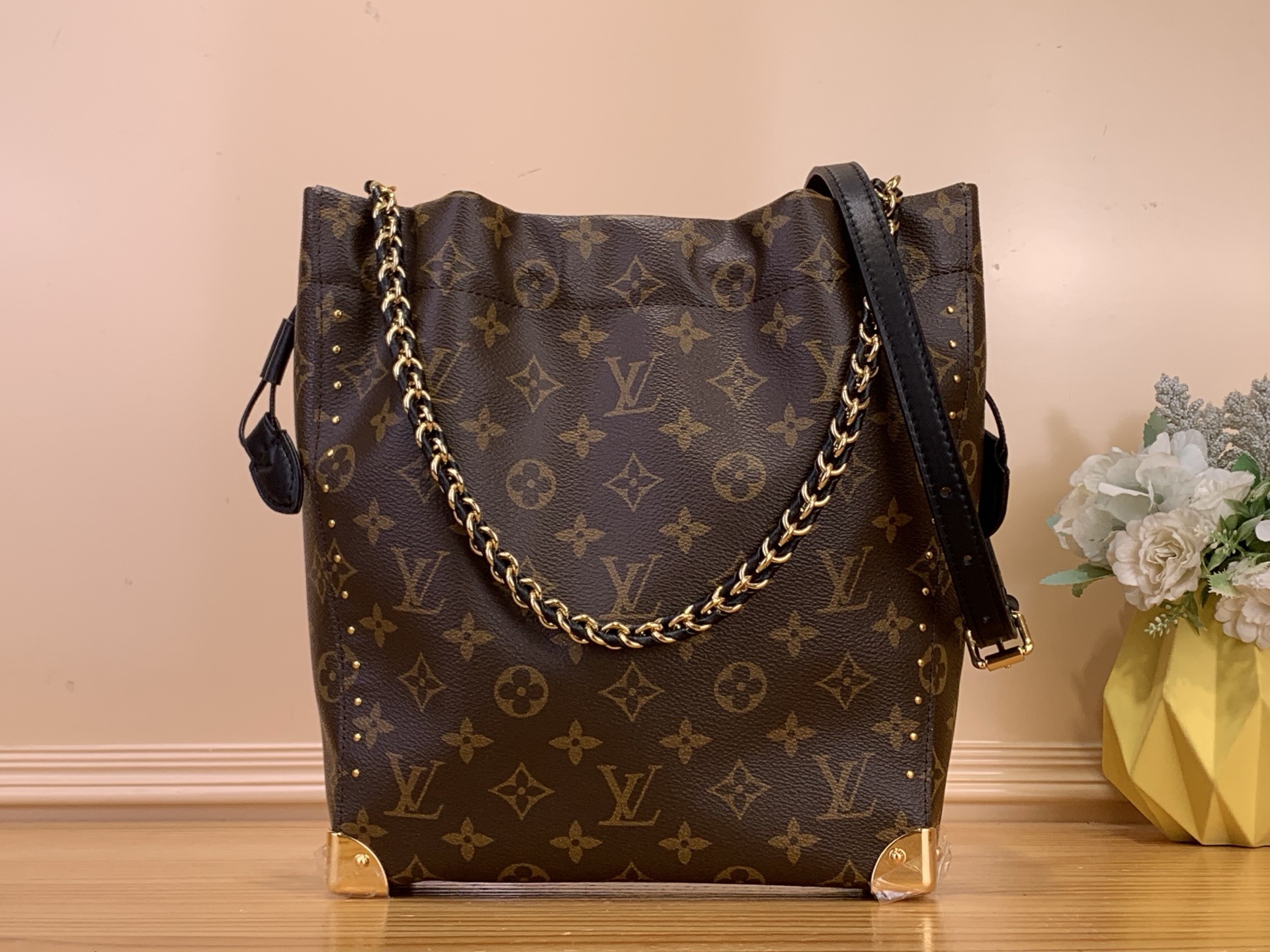 NO:762993,Top original order [NO TRUNK handbag] M28515 This Noé Trunk handbag uses Monogram canvas to construct a bucket bag silhouette, Lt with hard box style corners and detachable braided chains and other metal parts, recalling the brand’s travel heritage. The drawstring closure can properly store valuables. Dimensions 23 x 27 x 8 cm 6217065 (length x height x width),19860909顶级原单【NO TRUNK 手袋】M28515 本款 Noé Trunk 手袋以 Monogram 帆布构筑水桶包廓形,Lt搭配硬箱风格包角和可拆卸编织链条等金属件,回溯品牌旅行传承.抽绳开合可妥善收纳贵重物品. 尺寸23 x 27 x 8 厘米6217065 (长度 x 高 x 宽),,Bag