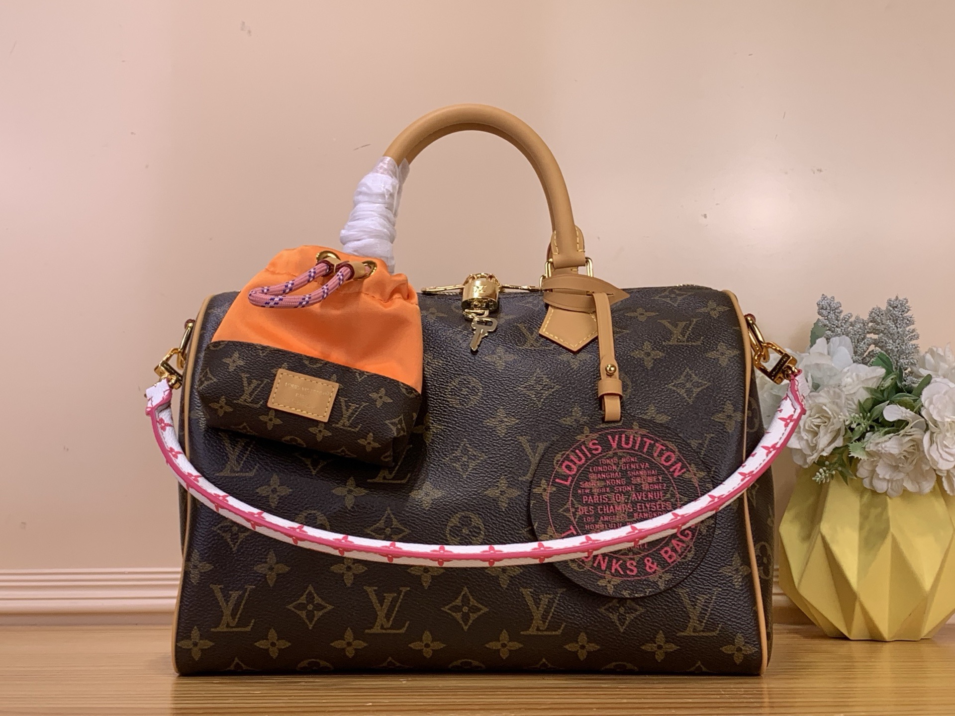 NO:762949,Top original order [SEEDY BANDOULIRE 30 handbag] M27512 aris Vélo series reinterprets the Seedy Soft 30 handbag with a sports style. The bag body is made of iconic Monogram canvas, with a detachable Toron with unique Nanogram hr print  Shoulder strap. The playful design is equipped with a detachable round pendant, which pays tribute to Louis Vuitton's travel tradition. It also comes with a detachable nylon storage bag, which is full of vitality. There is ample internal space to store all your essentials, including a tablet. Dimensions: 30 x 21 x 17 cm 6317068 (Length x Height x Width),,louis vuitton19860909顶级原单【SEEDY BANDOULIRE 30 手袋】M27512 aris Vélo 系列以运动风格焕新演绎 Seedy Soft 30 手袋.包身取材标志性 Monogram 帆布,搭配铺陈别致 Nanogram hr印花的可拆卸 Toron 肩带.玩趣设计配以可拆卸圆形挂饰,致敬路易威登旅行传统,另附可拆卸尼龙收纳包,洋溢活力气息.充裕内部空间收纳随身所需,亦可安放平板电脑. 尺寸30 x 21 x 17 厘米 6317068 (长度 x 高 x 宽),,louis vuitton,Bag