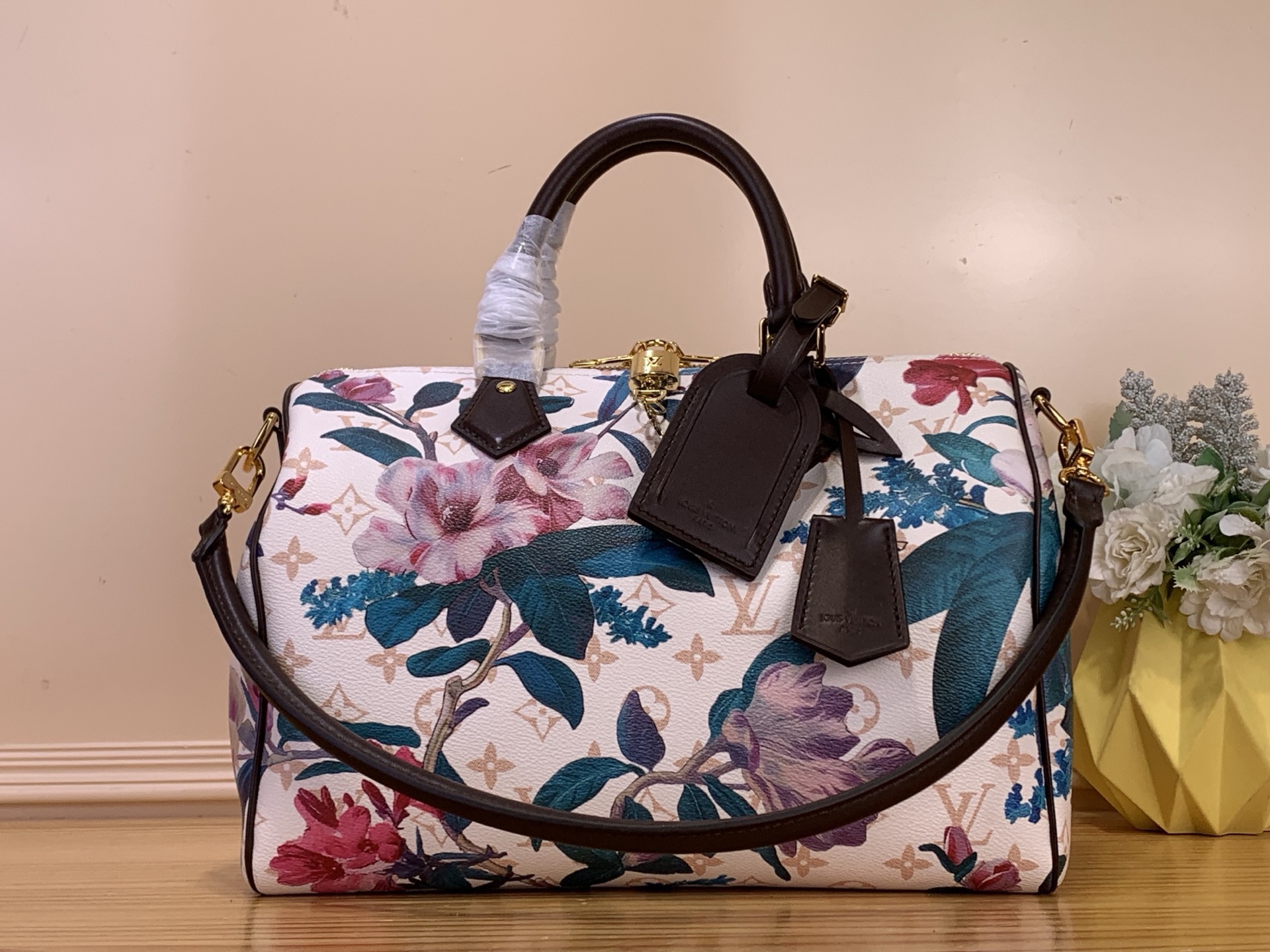 NO:763013,Top original order [SEEDY SOFT 30 handbag] M29066 Flower This Seedy 30 Soft handbag comes from the Monogram Eden series, rendering complex floral and animal patterns on Monogram Dune hr canvas, with a contrasting leather key bag and name tag. The zippered inner pocket and detachable shoulder strap add to the exquisite details. Dimensions 21 x 17 x 30 cm 6318068 (Length x Height x  width),19860909顶级原单【SEEDY SOFT 30 手袋】M29066 花卉 本款 Seedy 30 Soft 手袋出自 Monogram Eden 系列,为 Monogram Dune hr帆布渲染繁复花卉与动物图案,搭配撞色皮革钥匙包和名牌.拉链内袋和可拆卸肩带再添考究细节. 尺寸21 x 17 x 30 厘米 6318068 (长度 x 高 x 宽),,Bag