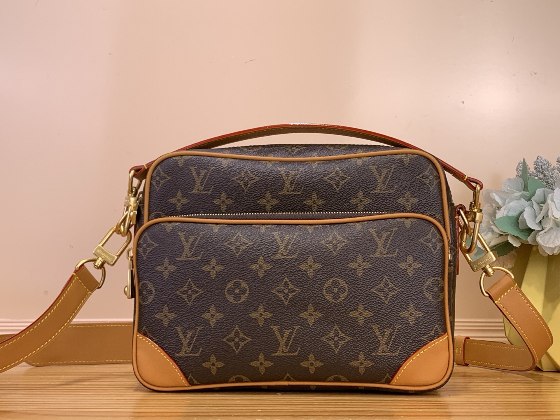 NO:762988,Top original item [NIL large handbag version] m27852 Nil large crossbody bag is made of Monogram jm coated canvas, which is further enlarged based on the original Nil handbag designed by harrell Williams. The distressed leather trim outlines the reinforced corners and edges. The zippered front pocket is convenient for accessing personal belongings, and the detachable handle and detachable and adjustable shoulder strap enrich the carrying options. Dimensions 28.5 x 20 x 11.5 cm  5616065 (length x height x width),,satchels,crossbody bags19860909顶级原单【NIL 大号手袋本款】m27852 Nil 大号斜挎包取材 Monogram jm涂层帆布,在 harrell Williams 设计的原版 Nil 手袋基础上进一步放大.做旧皮革饰边勾勒加固包角和镶边.拉链前袋方便取放随身用品,可拆卸手柄与可拆卸并调节的肩带丰富背携选择. 尺寸28.5 x 20 x 11.5 厘米 5616065 (长度 x 高 x 宽),,satchels,crossbody bags,Bag