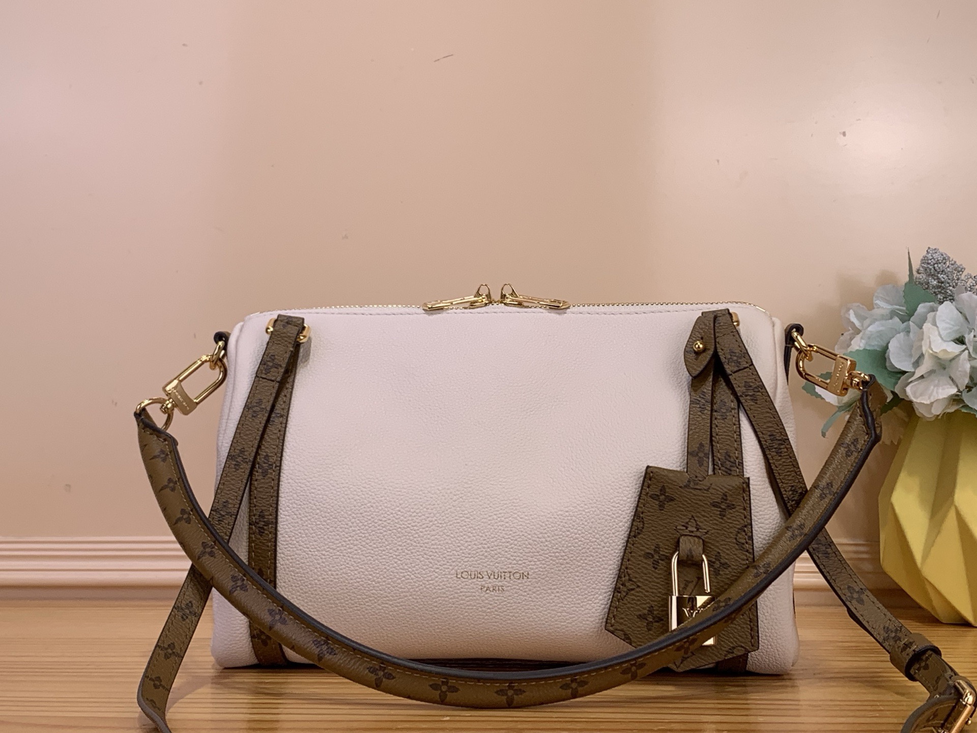 NO:762936,Top original item [Exress Small Handbag] M29392 White/Yellow Pattern Made of cow leather, Monogram hr canvas is used to mold the key bag and shoulder straps and other details. The internal space ensures neat storage, and the dazzling padlock can be connected to the zipper puller at will. Size 26 x 17 x 13.5 cm 5516065,,cowhide19860909顶级原单【Exress 小号手袋】M29392 白色/拼黄花 取材牛皮革,以 Monogram hr帆布塑就钥匙包和肩带等细节.内部空间确保齐整收纳,耀目挂锁可随心衔接拉链头. 尺寸 26 x 17 x 13.5厘米 5516065,,cowhide,Bag