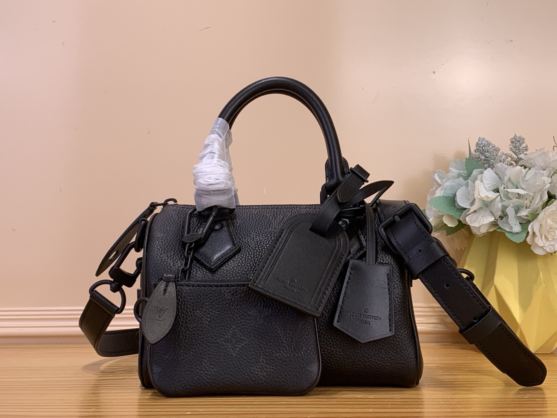 NO:763003,Top Original [Seedy 9 Bandoulière 20 Handbag] m13904 Black The Seedy 9 Bandoulière 20 bag is made of ultra-soft calfskin with Monogram print and is perfectly compact but roomy enough to carry daily essentials. Meticulous details, such as the traditional side locks or the high-quality lambskin lining, are a testament to the exquisite craftsmanship of this bag. In addition to the top handle, there is also a removable strap.  Size 22x14x17.5 cm 931981000,,cowhide,sheepskin19860909顶级原单【Seedy 9 Bandoulière 20 手袋】m13904 黑色 Seedy 9 Bandoulière 20包由超柔软的小牛皮制成,带有Monogram印花,尺寸完美紧凑但足够宽敞,可以装下日常必需品.细致的细节,如传统侧锁或优质小羊皮衬里,证明了这款包的精湛工艺.除了顶部手柄外,还有一条可拆卸的带子. 尺寸22x14x17.5厘米 931981000,,cowhide,sheepskin,Bag