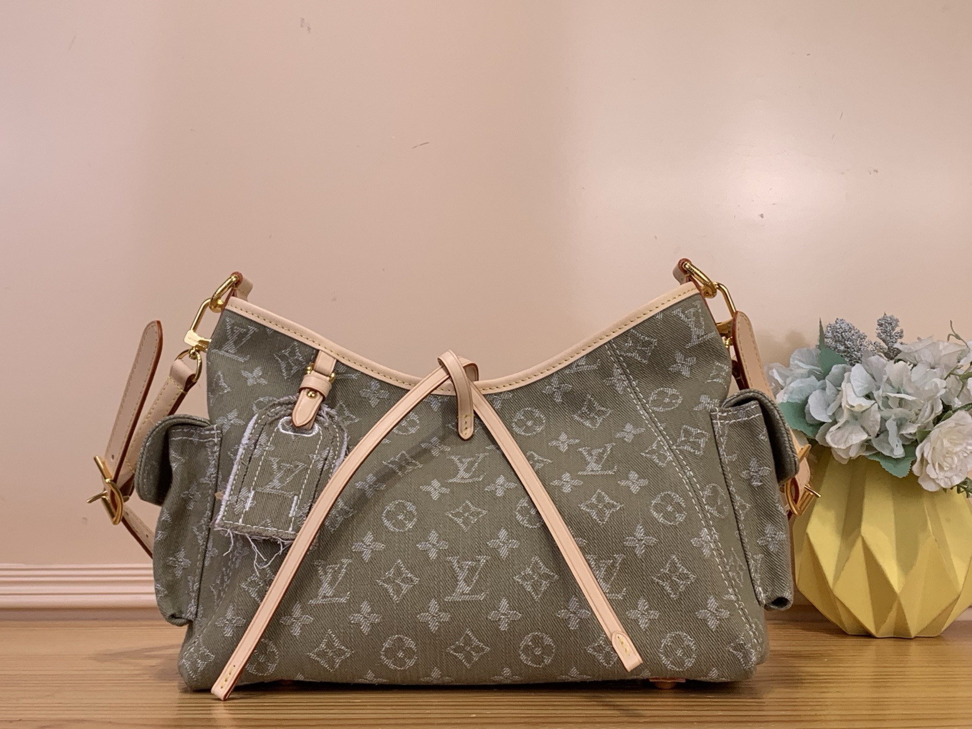 NO:763037,Top original order [CARRYALL CARGO small handbag] M28287 blue/denim m27623 green/denim This Carryall Cargo sj small handbag comes from Denim Rendez-Vous  A collection that draws seasonal inspiration for a timeless style. The cotton body is trimmed with contrasting leather and drawstring details. The bag is embellished with hardware and an iconic nameplate, paying homage to Louis Vuitton's trunk-making tradition. It can be worn cross-body, on the shoulder or as a handbag, so you can change it into any shape. 33.5 x 23 x 15 cm 6017075 (Length x Height x Width),, louis vuitton19860909顶级原单【CARRYALL CARGO 小号手袋】M28287 蓝色/ 牛仔 m27623 绿色/ 牛仔 本款 Carryall Cargo sj小号手袋出自 Denim Rendez-Vous 系列,汲取应季灵感,演绎隽永风格.棉质包身搭载撞色皮革饰边与束带细节.此手袋缀饰金属件与标志性名牌,致敬路易威登制箱工艺传统.斜挎、肩背、手提皆宜,随心转换造型. 33.5 x 23 x 15 厘米 6017075 (长度 x 高 x 宽),,louis vuitton,Bag