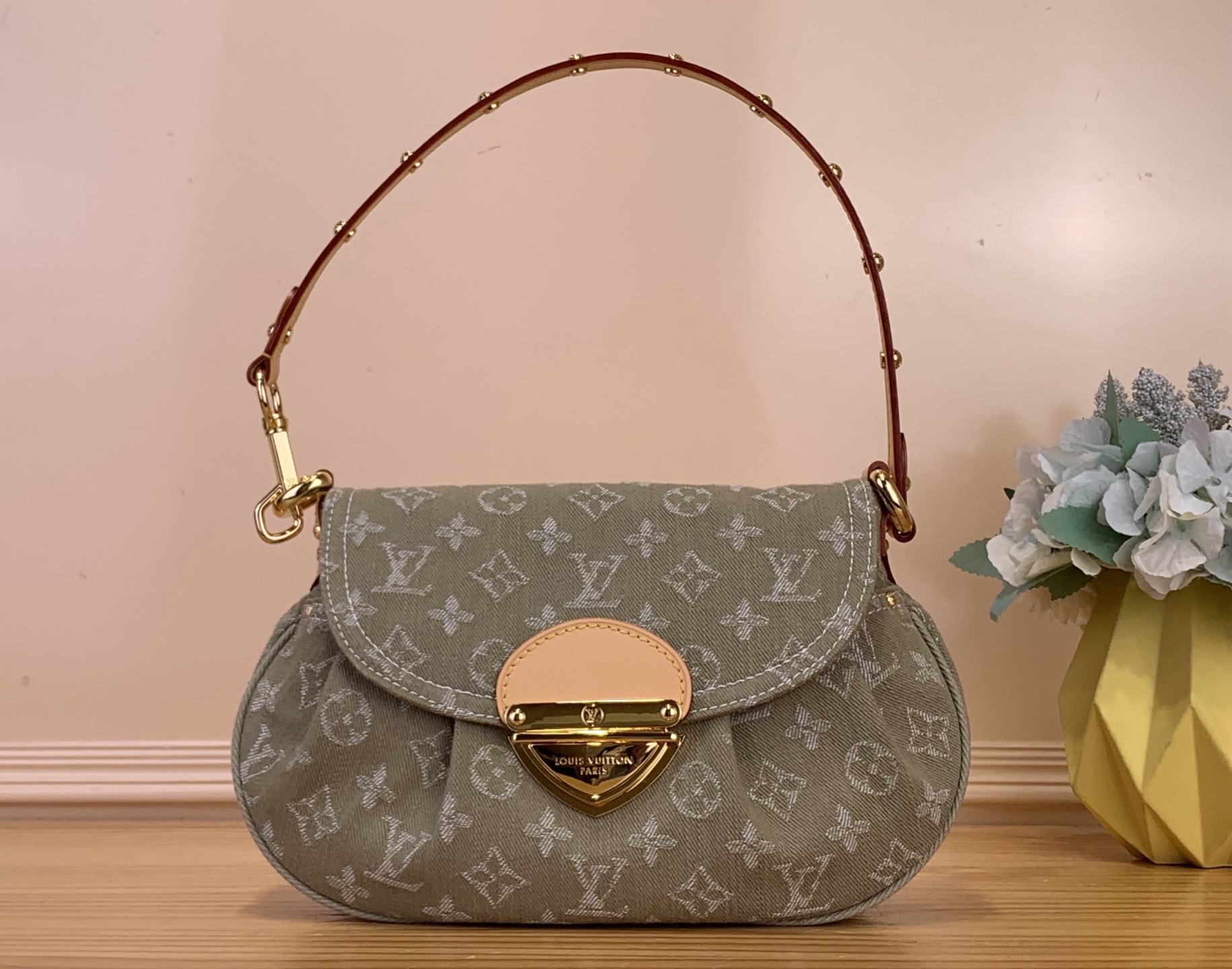 NO:763041,Top Original [Sunset Underarm Handbag] M28291 Rose Pink 27210 Green (Denim Denim) This contemporary version of the Sunset handbag belongs to the Denim Rendez-Vous cc series. It is made of khaki-colored denim with gold hardware to complement the versatile color palette. It consists of a prominent pleated lock and can be worn crosswise, on the shoulder or by hand. There is a flat pocket inside and enough space to store daily essentials.  Dimensions 27x18x3 cm 5516065,19860909顶级原单【Sunset 腋下手袋】M28291 玫粉色 27210 绿色（丹宁牛仔） 这款当代版Sunset手袋属于Denim Rendez-Vous cc系列.它由卡其布色的牛仔布制成,配以金色五金件与多功能调色板相得益彰.它由一个显眼的褶皱锁构成,可以交叉佩戴、单肩或手提.里面有一个扁平的口袋和足够的空间来存放日常必需品. 尺寸 27x18x3厘米5516065,,Bag