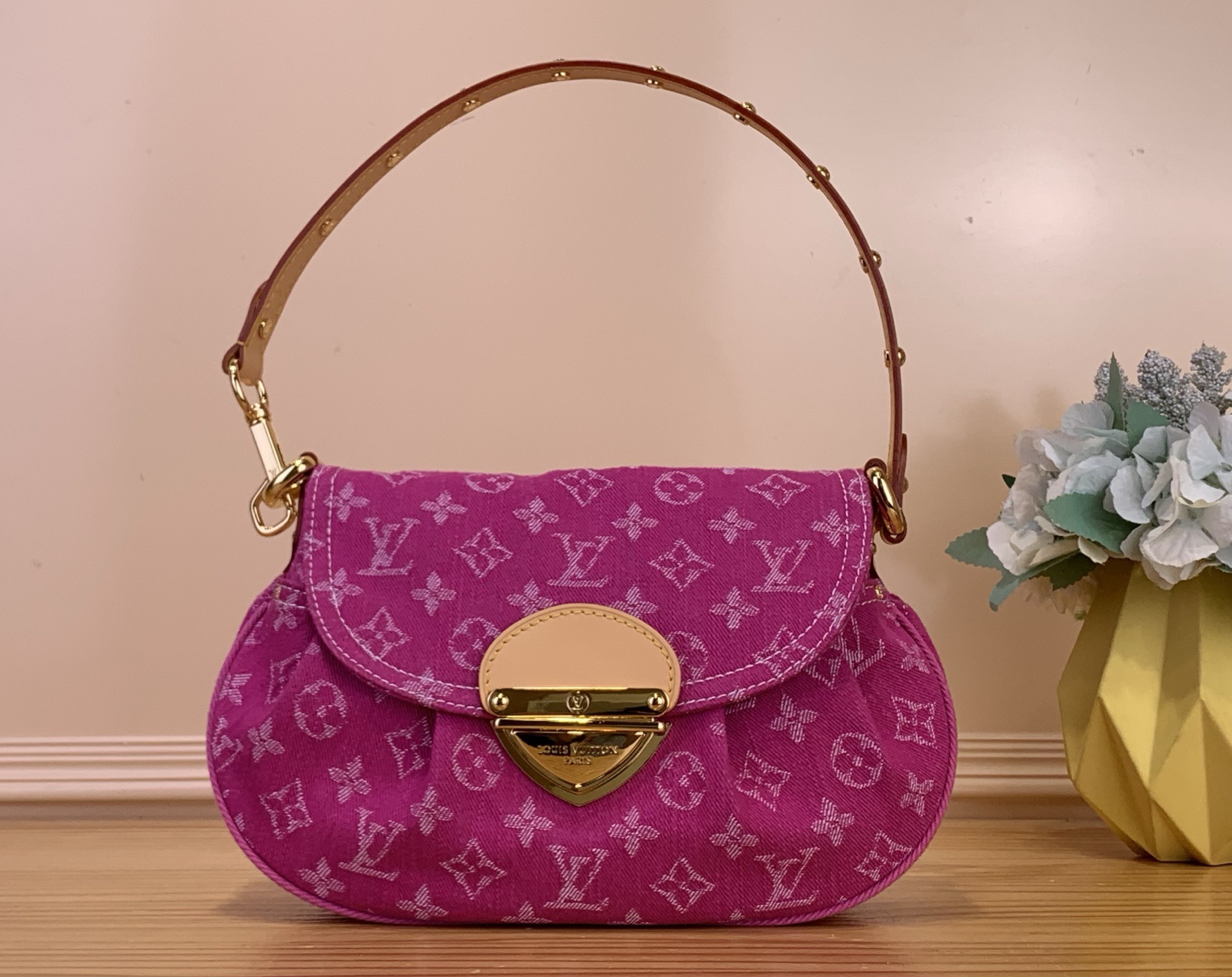 NO:763056,Top original order [SUNSET handbag] m28291 pink/denim This Rendez-Vous series Sunset cc handbag interprets contemporary style. The bright denim bag is embellished with metal parts, echoing the seasonal colors. The eye-catching buckle is the finishing touch of the versatile design; it can be worn as a crossbody, shoulder or handbag, and you can interpret various styles at will. There is an interior patch pocket in the ample space to easily store daily needs. Size 27 x 18 x 3  cm 5516065 (length x height x width),19860909顶级原单【SUNSET 手袋】m28291 粉色/牛仔 本款 Rendez-Vous 系列 Sunset cc手袋演绎当代风尚.鲜亮的丹宁布包身缀饰金属件,呼应当季色调.醒目插扣为百搭设计点睛；斜挎、肩背或手提皆宜,随心演绎多样风格.充裕空间内设有内贴袋,轻松收纳日常所需. 尺寸27 x 18 x 3 厘米 5516065 (长度 x 高 x 宽),,Bag