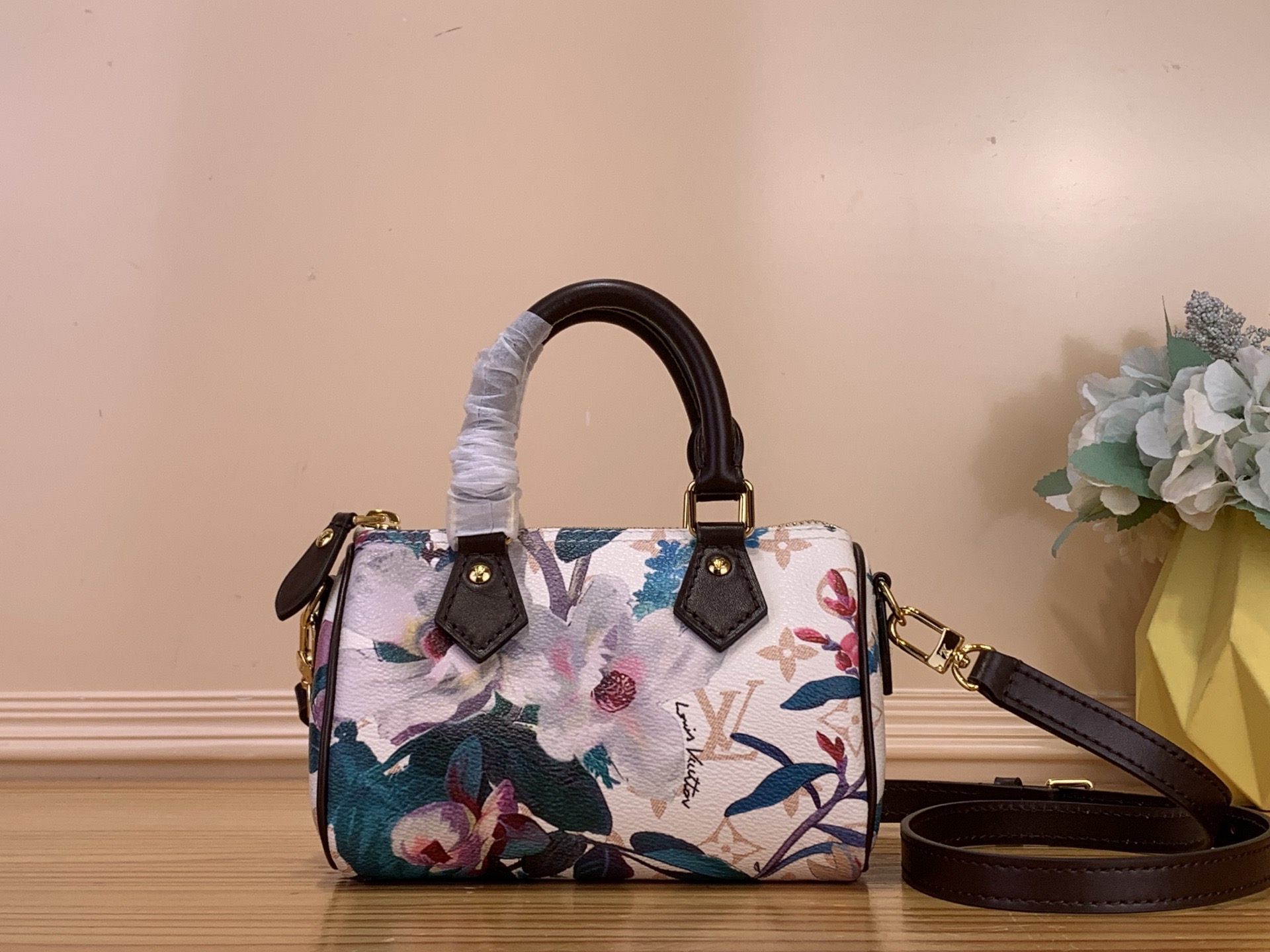 NO:763030,Top original order [NANO SEEDY handbag] m29149 Flower This Nano Seedy hr handbag joins the Monogram Eden series, welcoming the new season in advance with animal and plant patterns. Classic Monogram canvas with handles and shoulder straps made of smooth cowhide, the internal space can accommodate daily travel needs. Dimensions 16 x 12.5 x 10 cm 4515065 (length x height x width),,cowhide19860909顶级原单【NANO SEEDY 手袋】 m29149 花卉 本款 Nano Seedy hr手袋加入 Monogram Eden 系列,以动植物图案提前欢迎新季来临.经典 Monogram 帆布搭配光滑牛皮革制成的手柄及肩带,内部空间可容纳日常出行所需. 尺寸16 x 12.5 x 10 厘米 4515065 (长度 x 高 x 宽),,cowhide,Bag