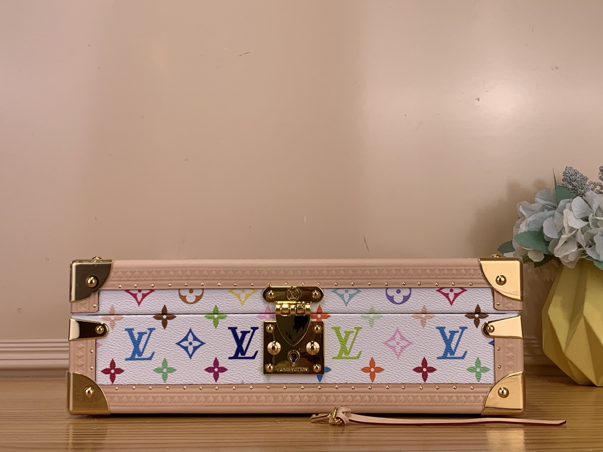 NO:762983,Top original order [LV x TM COFFRET 8 MONTRES NV watch case] m27959 white color/Takashi Murakami This Coffret 8 Montres watch case is made of the Monogram Multicolore st coated canvas created by Murakami for the brand in 2003, with cow leather trimming and dazzling brass metal parts to highlight the classic style. The detachable bracket is equipped with colorful watch cushions to securely store and carry valuable watches.  Dimensions 35 x 20.5 x 13.5 cm 120121150 (length x height x width),,off white,louis vuitton,cowhide19860909顶级原单【LV x TM COFFRET 8 MONTRES NV 腕表箱】m27959 白彩/村上隆 本款 Coffret 8 Montres 腕表箱取材村上隆 2003 年为品牌创作的 Monogram Multicolore st涂层帆布,以牛皮革饰边和耀目黄铜金属件彰显经典格调.可拆卸托架配有缤纷腕表座枕,实现贵重腕表的稳妥收纳和携带. 尺寸35 x 20.5 x 13.5 厘米 120121150 (长度 x 高 x 宽),,off white,louis vuitton,cowhide,Bag