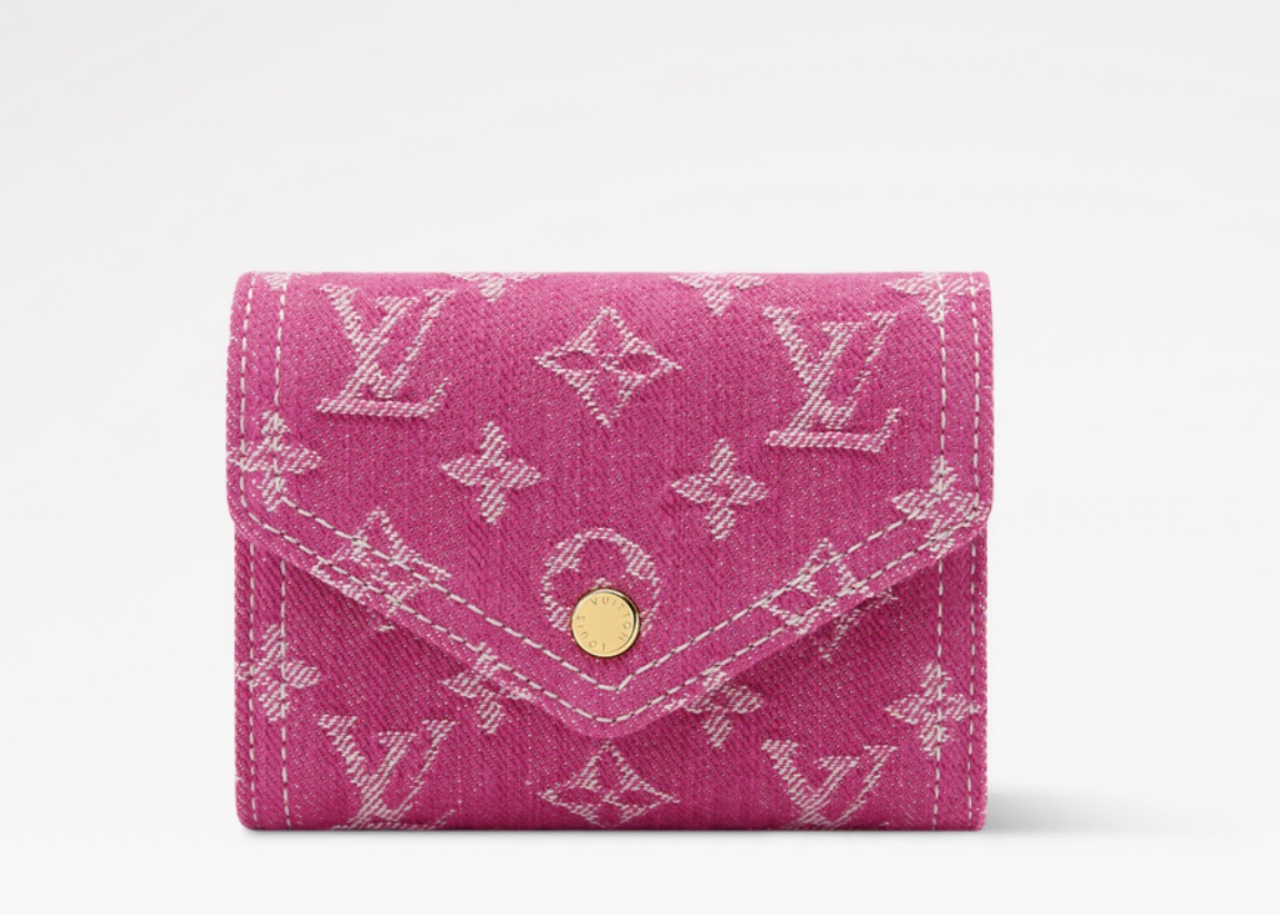 NO:763055,Top original item [VICTORINE Wallet] m27707 pink/denim This Victorine wallet reinterprets the seasonal fashion with eye-catching colors, and Louis Vuitton's iconic Monogram ms pattern adds a fashionable style. The denim material gives off a modern style and is decorated with exquisite snap buttons. The compact design is full of practical functions, with a banknote compartment, a patch pocket and a card compartment. Dimensions 12 x 9.5 x 2.5 cm  2112028 (length x height x width),,louis vuitton19860909顶级原单【VICTORINE 钱夹】 m27707 粉色/牛仔 本款 Victorine 钱夹以瞩目色彩焕新演绎当季风尚,路易威登标志性 Monogram ms图案平添时尚格调.丹宁布材质释出摩登风范,缀以精致按扣.小巧设计不乏实用功能,内设钞票隔层、贴袋与卡片夹层. 尺寸12 x 9.5 x 2.5 厘米 2112028 (长度 x 高 x 宽),,louis vuitton,Bag