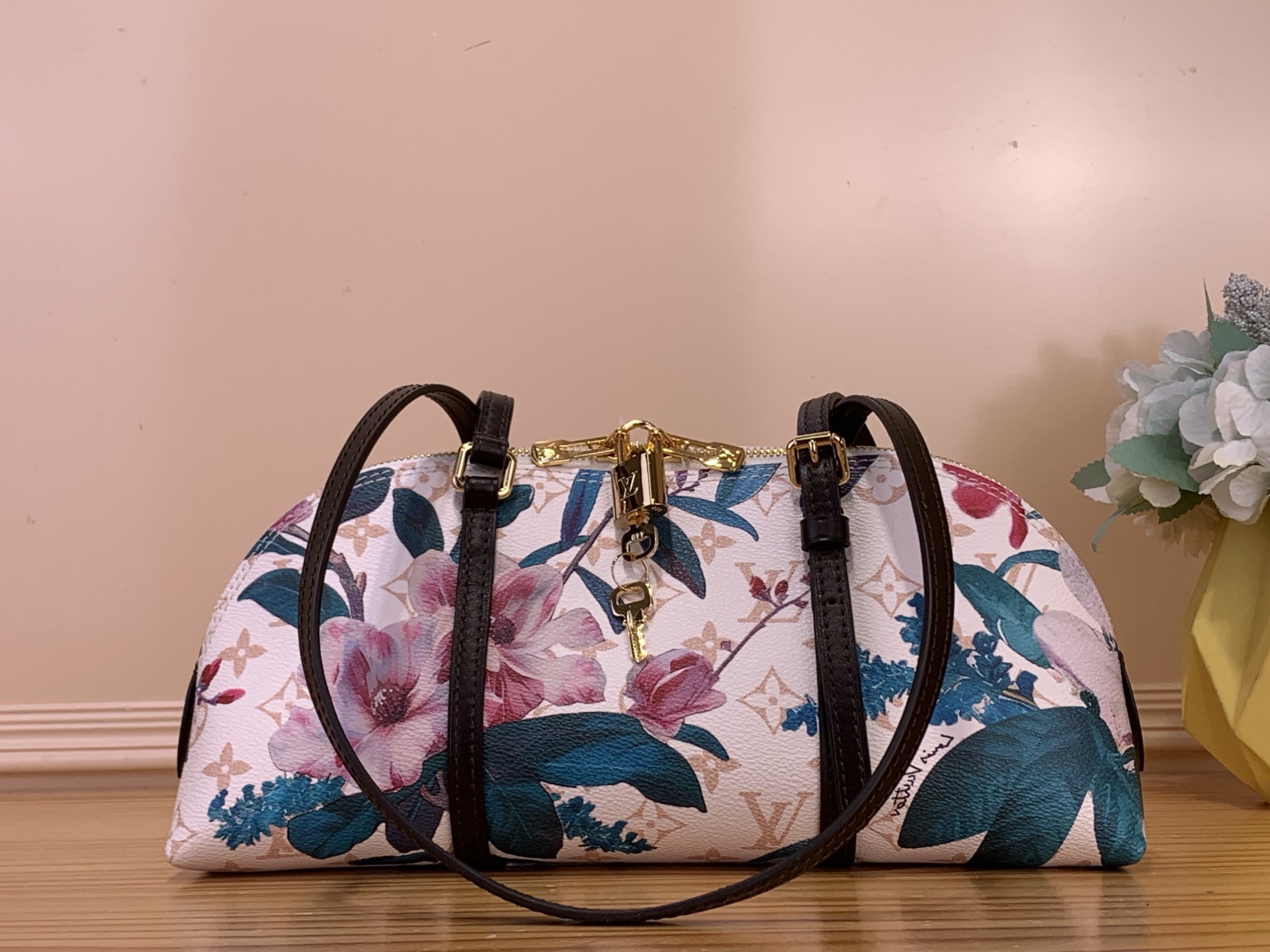 NO:763024,Top original order [SQUIRE EAST WEST handbag] m29185 Flower This Squire East West handbag is from the Monogram Eden hr series. It is made of Monogram Dune canvas to create a slender shape, embellished with colorful floral patterns and dazzling padlocks. There is ample space to accommodate daily necessities such as smartphones, and the contrasting leather shoulder strap adds exquisite detail. Dimensions 29 x 14 x 8 cm 5015560 (length x  height x width),19860909顶级原单【SQUIRE EAST WEST 手袋】 m29185 花卉 本款 Squire East West 手袋出自 Monogram Eden hr系列,以 Monogram Dune 帆布塑造纤长构型,其上点缀缤纷花卉图案和耀目挂锁.充裕空间可容纳智能手机等日常所需,撞色皮革肩带再添考究细节. 尺寸29 x 14 x 8 厘米 5015560 (长度 x 高 x 宽),,Bag