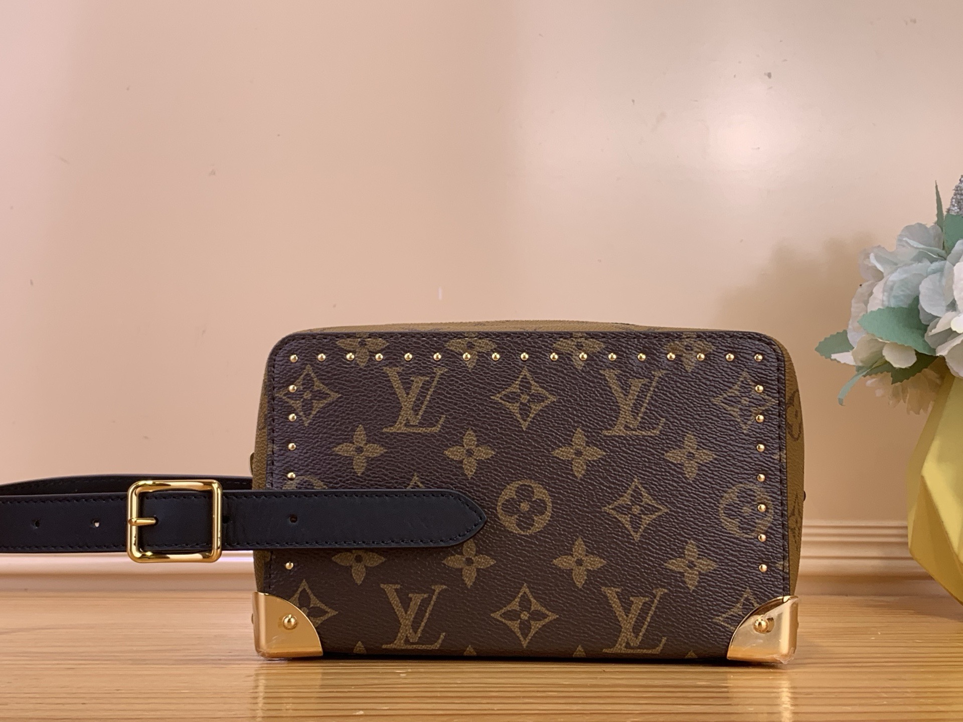 NO:762997,Top original item [LOCKER DO KIT handbag] m29313 Rivet Creative Director Nicolas Ghesquière presents the Locker Do Kit handbag, which is made of Monogram Ms coated canvas. This design follows the original iconic side buckle strap, with new metal reinforced corners and rivets, paying tribute to the brand's long heritage of handbag craftsmanship. The Monogram Reverse pattern microfiber lining is the finishing touch to the overall design. Size 19 x 11  x 10 cm 4216055 (length x height x width),,versace19860909顶级原单【LOCKER DO KIT 手袋】 m29313 铆钉 创意总监 Nicolas Ghesquière 倾呈 Locker Do Kit 手袋,撷取 Monogram Ms涂层帆布打造.本款设计沿袭原作标志性侧面搭扣饰带,新添金属加固包角与铆钉,致敬品牌传承悠久的手袋工艺.Monogram Reverse 图案微纤维内衬为整体设计点睛. 尺寸19 x 11 x 10 厘米 4216055 (长度 x 高 x 宽),,versace,Bag