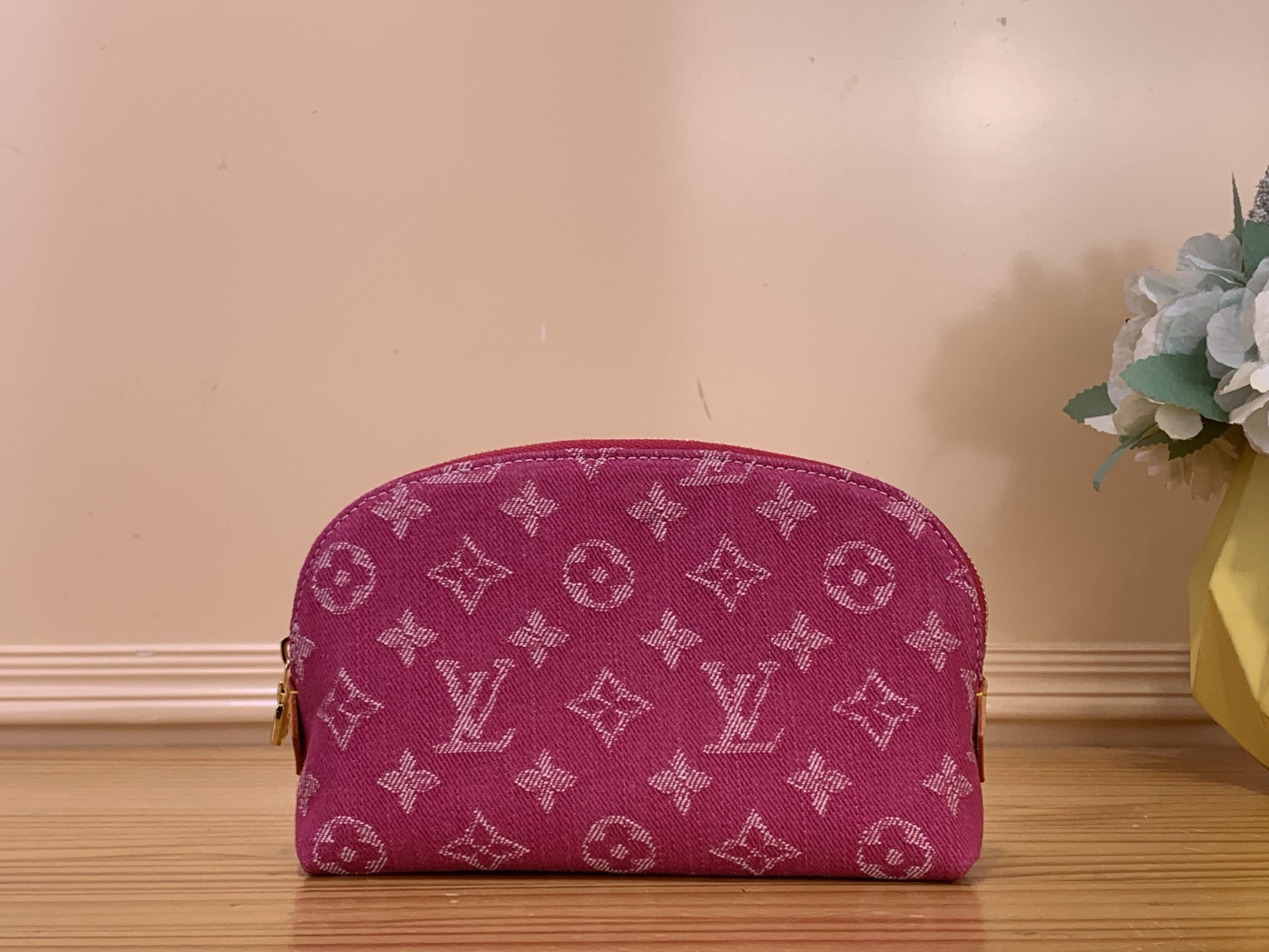 NO:763075,Top original order [OCCHETTE COSMTIQUE small cosmetic bag] m28050 rose red/denim This ochette Cosmétique small cosmetic bag is made of Monogram ms denim and draws inspiration from Louis Vuitton's classic design colors. It has both style and function. The cotton lining combined with the inner patch pocket design is convenient for storing small items, making it a good choice for cosmetics storage. Dimensions 19 x 12 x 6 cm 2213035 (length  x height x width),,louis vuitton,cosmetic bags & cases19860909顶级原单【OCHETTE COSMTIQUE 小号化妆包】 m28050 玫红色/牛仔 本款 ochette Cosmétique 小号化妆包以 Monogram ms丹宁布打造,汲取路易威登经典设计色彩灵感,风格与功能兼备.棉质内衬结合内贴袋设计,便于存放小物,成就化妆品收纳佳选. 尺寸19 x 12 x 6 厘米 2213035 (长度 x 高 x 宽),,louis vuitton,cosmetic bags & cases,Bag