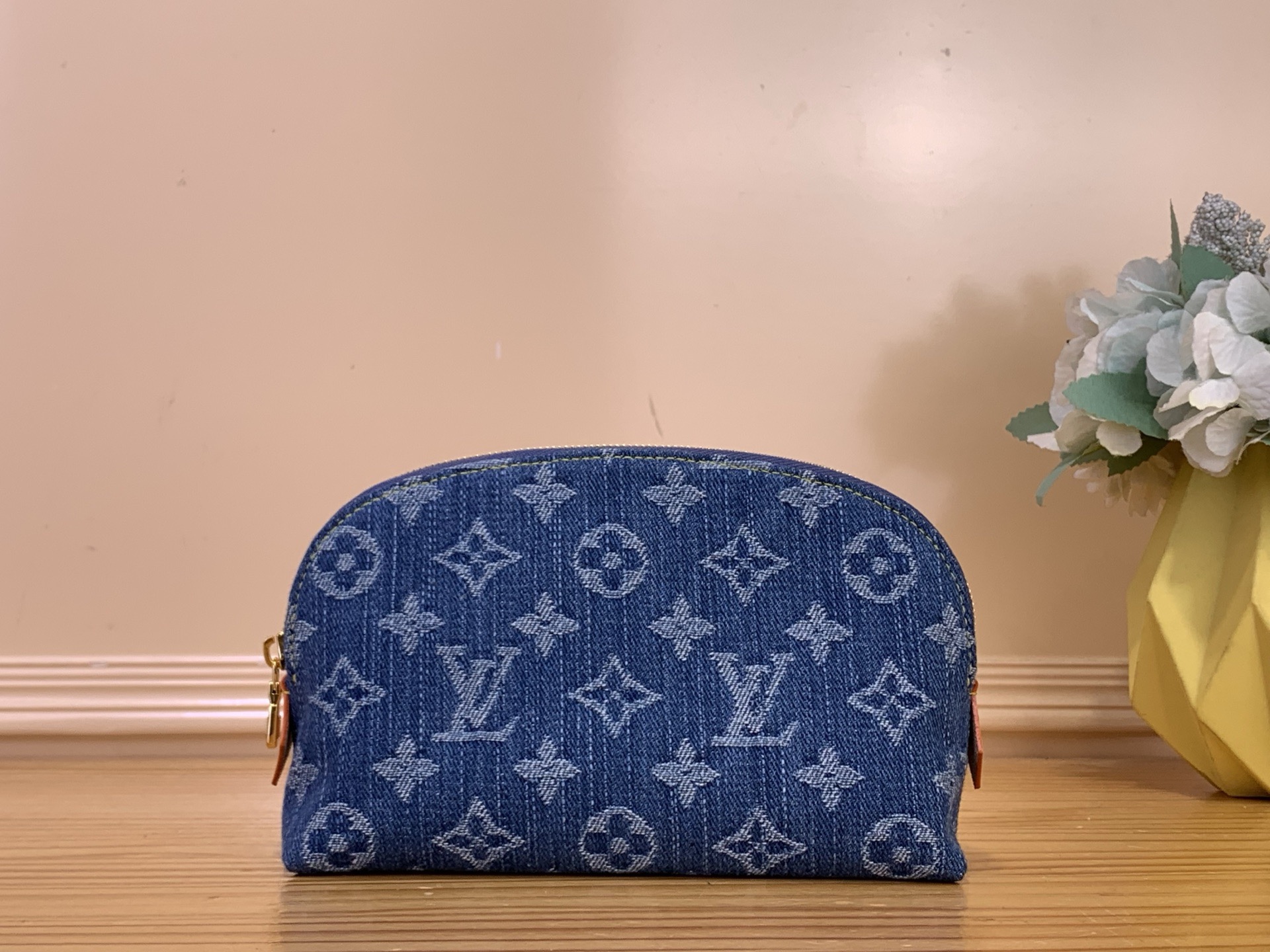 NO:763079,Top original order [OCCHETTE COSMTIQUE small cosmetic bag] m28050 blue/denim This ochette Cosmétique small cosmetic bag is made of Monogram ms denim, drawing inspiration from Louis Vuitton's classic design colors, with both style and function. The cotton lining combined with the inner patch pocket design is convenient for storing small items, making it a good choice for cosmetics storage. Size 19 x 12 x 6 cm 2213035 (length x  height x width),,louis vuitton,cosmetic bags & cases19860909顶级原单【OCHETTE COSMTIQUE 小号化妆包】 m28050 蓝色/牛仔 本款 ochette Cosmétique 小号化妆包以 Monogram ms丹宁布打造,汲取路易威登经典设计色彩灵感,风格与功能兼备.棉质内衬结合内贴袋设计,便于存放小物,成就化妆品收纳佳选. 尺寸19 x 12 x 6 厘米 2213035 (长度 x 高 x 宽),,louis vuitton,cosmetic bags & cases,Bag
