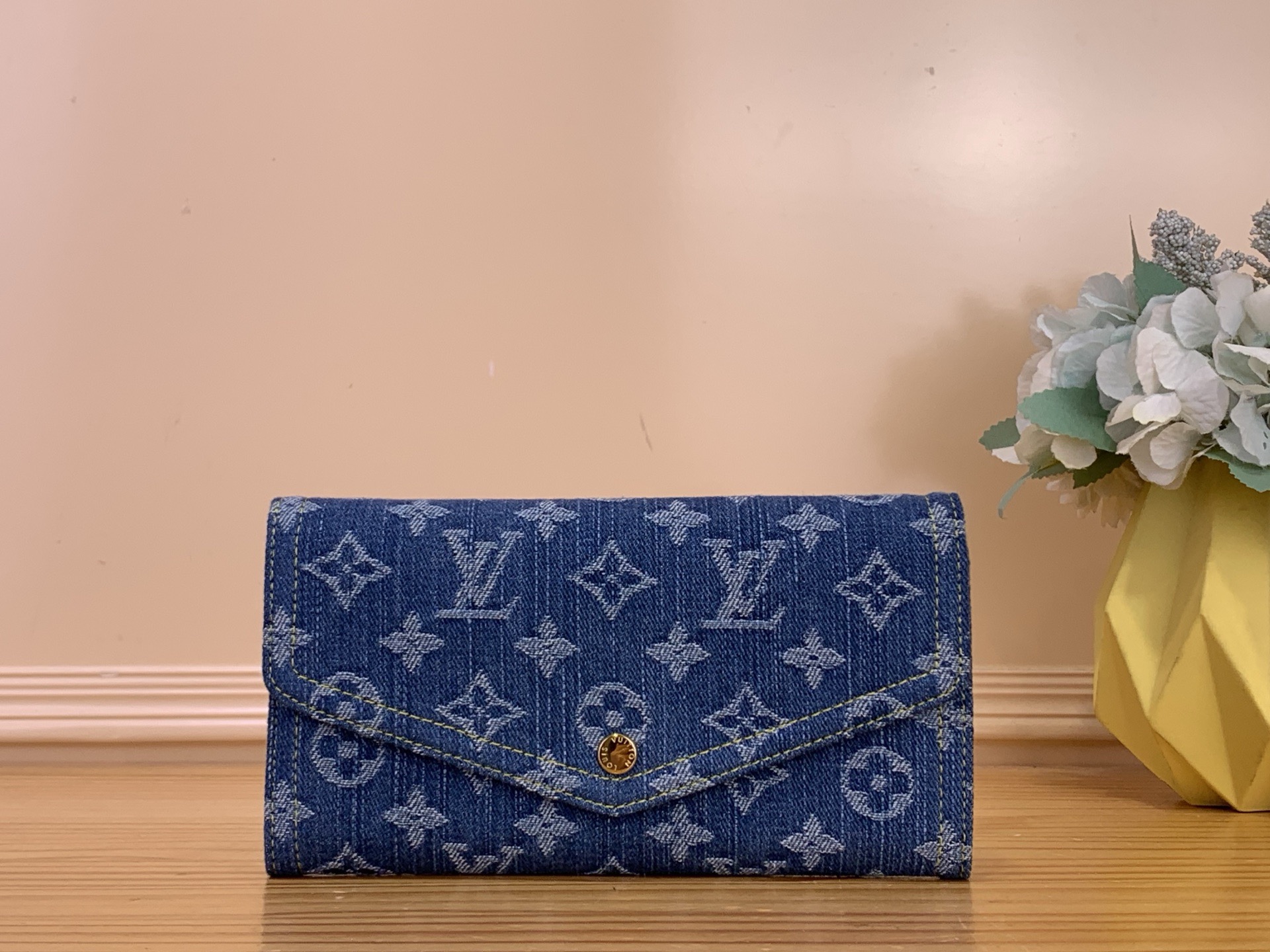 NO:763083,Top original order [Sarah Wallet] m28280 blue/denim 'Wallet Sarah' updated with this season's unique bright purple-red pink. Denim material is used to create a modern atmosphere. Decorated with the symbol of Maison  This playful piece with the ms monogram adds color with golden buttons. In addition to 2 padded compartments, the interior is equipped with multiple pockets for coins and banknotes and 16 slots for safe storage and organization of cards. Dimensions 19 x 10.5 x 2 cm 2313026 (width x height x sides),,wallets19860909顶级原单【Sarah 钱夹】m28280 蓝色/牛仔 以本季特有的鲜艳的紫红色粉色更新的“钱包·萨拉”.使用了牛仔布材料,营造出现代的氛围.装饰着象征Maison ms的字母图案的充满玩心的这件单品,用金色的扣子增添了色彩.内部装修除了2个带衬垫的隔间外,还配备了可以收纳硬币和纸币的多个口袋和16个可以安全保管和整理卡片的插槽. 尺寸19 x 10.5 x 2厘米 2313026（宽x高x边）,,wallets,Bag