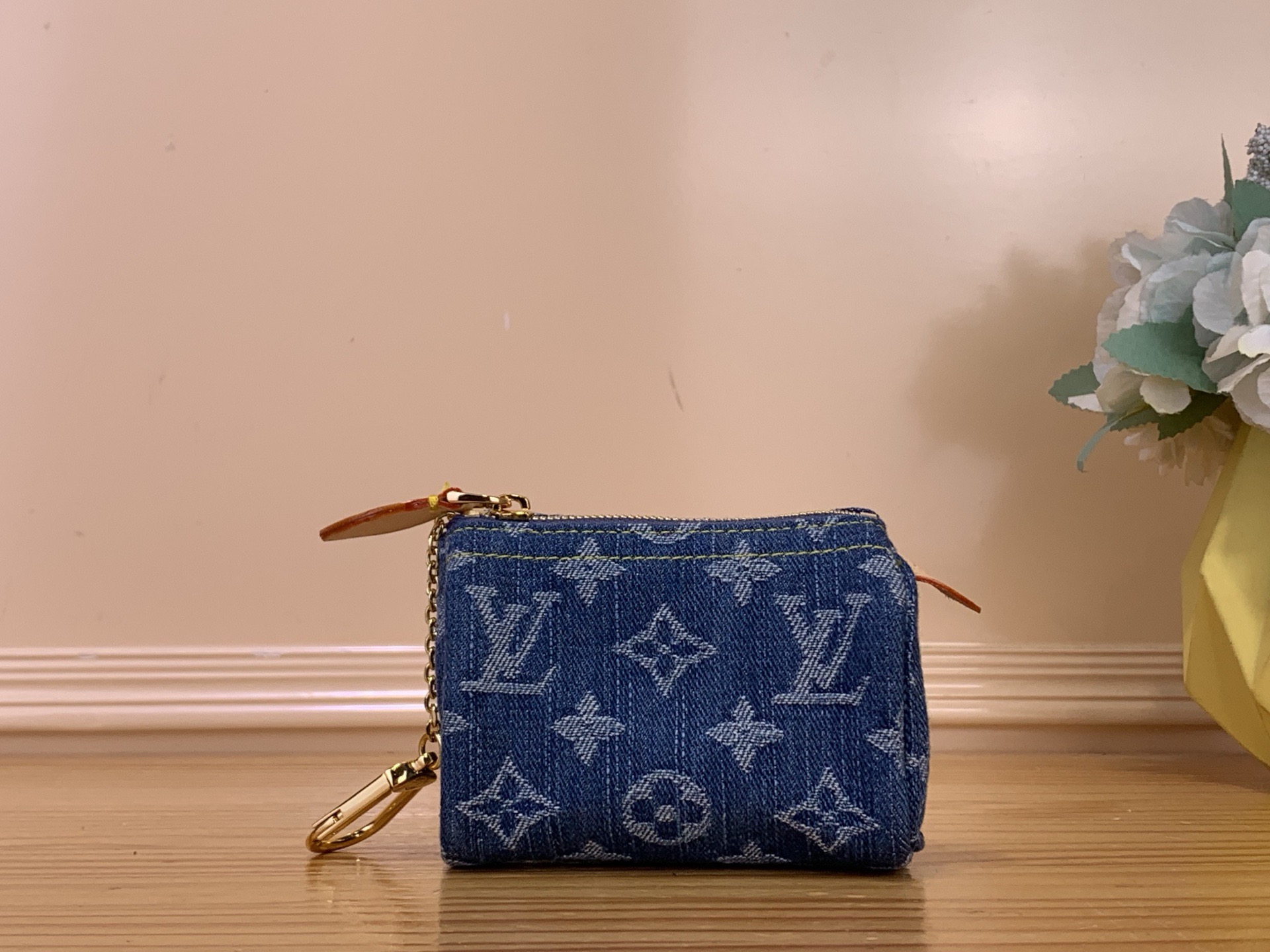 NO:763086,Top original item [TROUSSE SEEDY Wallet] m27605 rose red/denim m27604 blue/denim Seedy series presents this Trousse medium denim wallet, decorated with the iconic Monogram ms pattern. Compact and sophisticated yet practical, it comes with cow leather trim, keychain and matching chain. There is ample space inside to easily store coins and banknotes. Dimensions 11 x 7.5 x 6 cm  2012630 (length x height x width),,keychain,cowhide19860909顶级原单【TROUSSE SEEDY 钱夹】m27605 玫红色/牛仔 m27604 蓝色/牛仔 Seedy 系列呈献本款 Trousse 中号丹宁布钱夹,饰以标志性 Monogram ms图案.紧凑精巧而不失实用功能,巧搭牛皮革饰边、钥匙扣与相配链条.内部空间充裕,可轻松收纳硬币与钞票. 尺寸11 x 7.5 x 6 厘米 2012630 (长度 x 高 x 宽),,keychain,cowhide,Bag