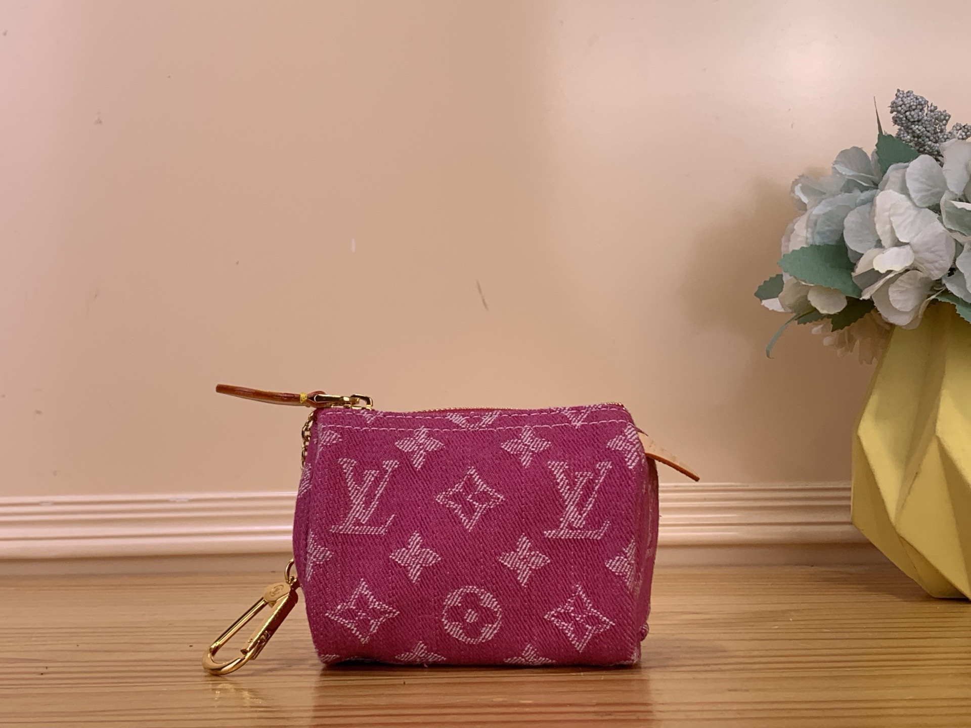 NO:763052,顶级原单【TROUSSE SEEDY 钱夹】m27605 玫红色/牛仔 m27604 蓝色/牛仔 Seedy 系列呈献本款 Trousse ms中号丹宁布钱夹,饰以标志性 Monogram 图案.紧凑精巧而不失实用功能,巧搭牛皮革饰边、钥匙扣与相配链条.内部空间充裕,可轻松收纳硬币与钞票. 尺寸11 x 7.5 x 6 厘米 2012630 (length x height x width),,keychain,cowhide19860909顶级原单【TROUSSE SEEDY 钱夹】m27605 玫红色/牛仔 m27604 蓝色/牛仔 Seedy 系列呈献本款 Trousse ms中号丹宁布钱夹,饰以标志性 Monogram 图案.紧凑精巧而不失实用功能,巧搭牛皮革饰边、钥匙扣与相配链条.内部空间充裕,可轻松收纳硬币与钞票. 尺寸11 x 7.5 x 6 厘米 2012630 (长度 x 高 x 宽),,keychain,cowhide,Bag