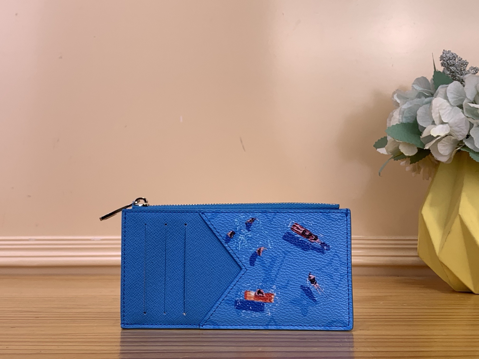 NO:763007,Top original item [Coin Wallet] m29507 blue/silk screen 'Coin Card Holder' ms using colorful letter pattern canvas is a prop decorated with sports scenes captured from above. In addition to 4 slots that can accommodate credit cards, transportation cards, and business cards, it also has zippered compartments for coins and small items. It is a functional and stylish item. Size 8 x 14.5 x 1 cm  1812026 (width x height x sides),19860909顶级原单【Coin 钱夹】m29507 蓝色/丝印 使用了彩色字母图案帆布的“硬币卡夹”ms是装饰了从上空捕捉到的运动场景的道具.除了可容纳信用卡、交通卡、名片的4个插槽外,还配有用于硬币和小物品的拉链式隔间,是功能性且时尚的单品. 尺寸8 x 14.5 x 1厘米 1812026（宽x高x边）,,Bag