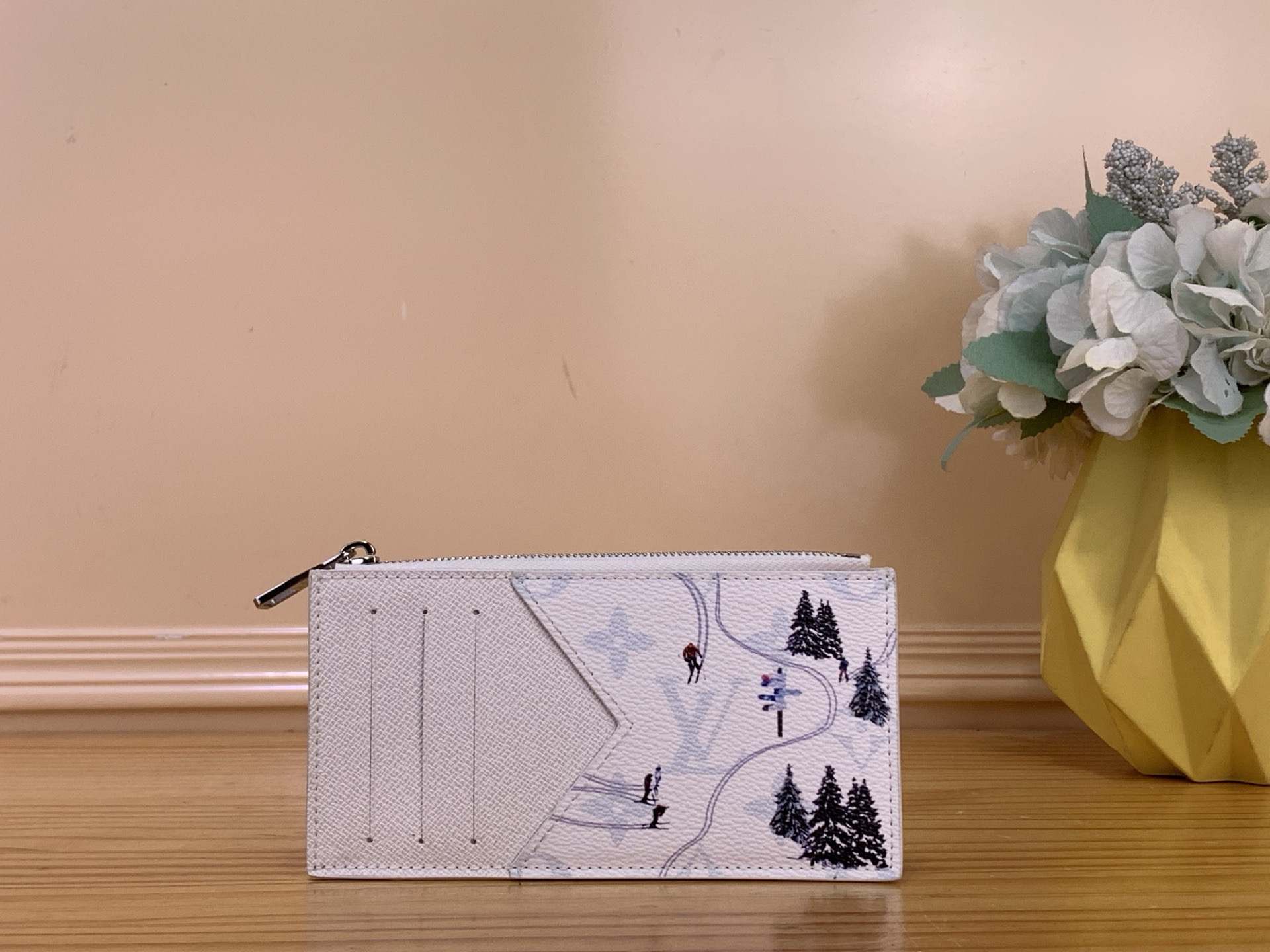 NO:763010,Top original item [Coin Wallet] m29507 white/silk screen 'Coin Card Holder' ms using colorful letter pattern canvas is a prop decorated with sports scenes captured from above. In addition to 4 slots that can accommodate credit cards, transportation cards, and business cards, it also has zippered compartments for coins and small items. It is a functional and stylish item. Size 8 x 14.5 x 1 cm  1812026 (width x height x sides),19860909顶级原单【Coin 钱夹】m29507 白色/丝印 使用了彩色字母图案帆布的“硬币卡夹”ms是装饰了从上空捕捉到的运动场景的道具.除了可容纳信用卡、交通卡、名片的4个插槽外,还配有用于硬币和小物品的拉链式隔间,是功能性且时尚的单品. 尺寸8 x 14.5 x 1厘米 1812026（宽x高x边）,,Bag