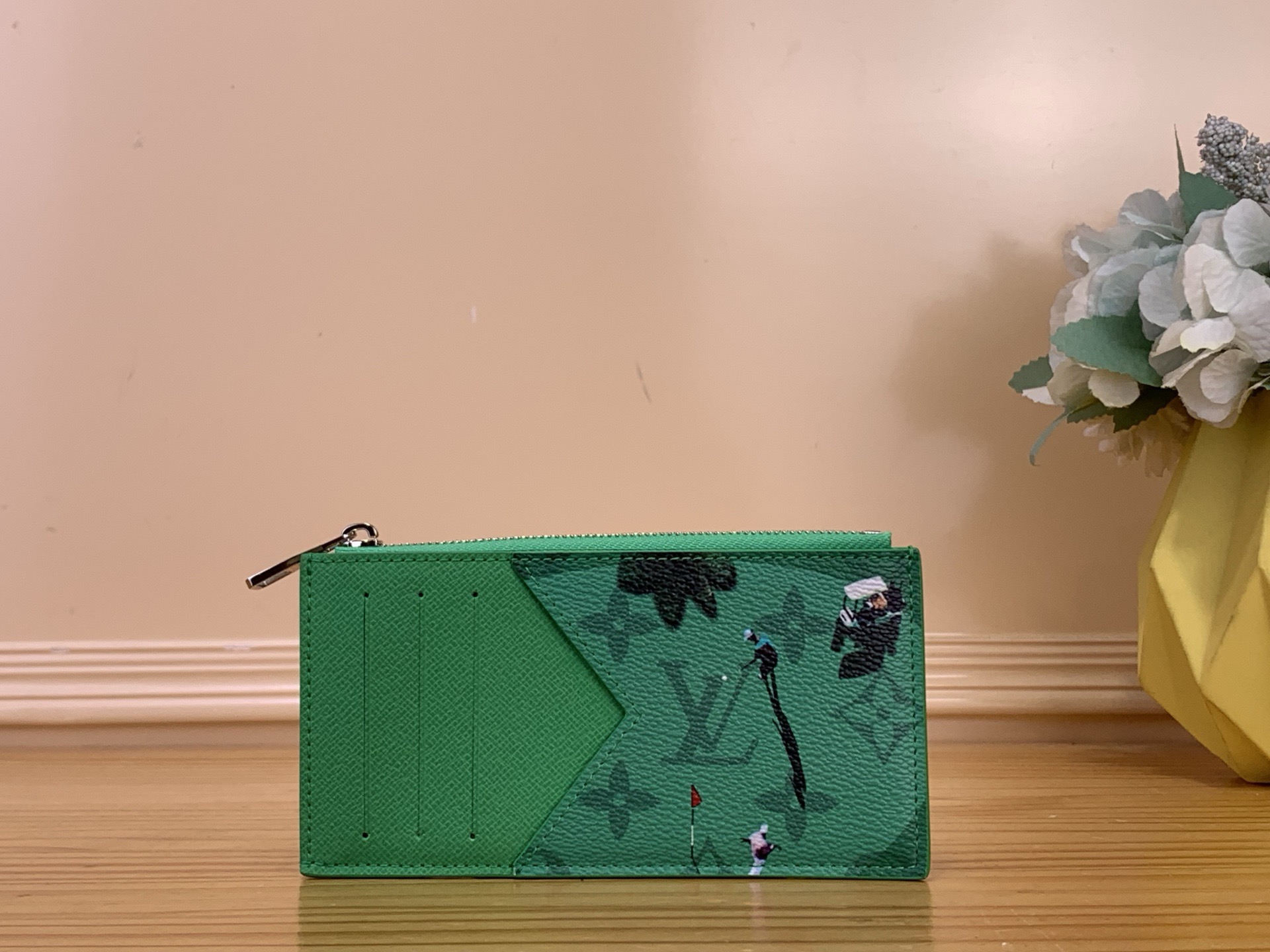 NO:763012,Top original item [Coin Wallet] m29507 green/silk screen 'Coin Card Holder' ms using colorful letter pattern canvas is a prop decorated with sports scenes captured from above. In addition to 4 slots that can accommodate credit cards, transportation cards, and business cards, it also has zippered compartments for coins and small items. It is a functional and stylish item. Size 8 x 14.5 x 1 cm  1812026 (width x height x sides),19860909顶级原单【Coin 钱夹】m29507 绿色/丝印 使用了彩色字母图案帆布的“硬币卡夹”ms是装饰了从上空捕捉到的运动场景的道具.除了可容纳信用卡、交通卡、名片的4个插槽外,还配有用于硬币和小物品的拉链式隔间,是功能性且时尚的单品. 尺寸8 x 14.5 x 1厘米 1812026（宽x高x边）,,Bag