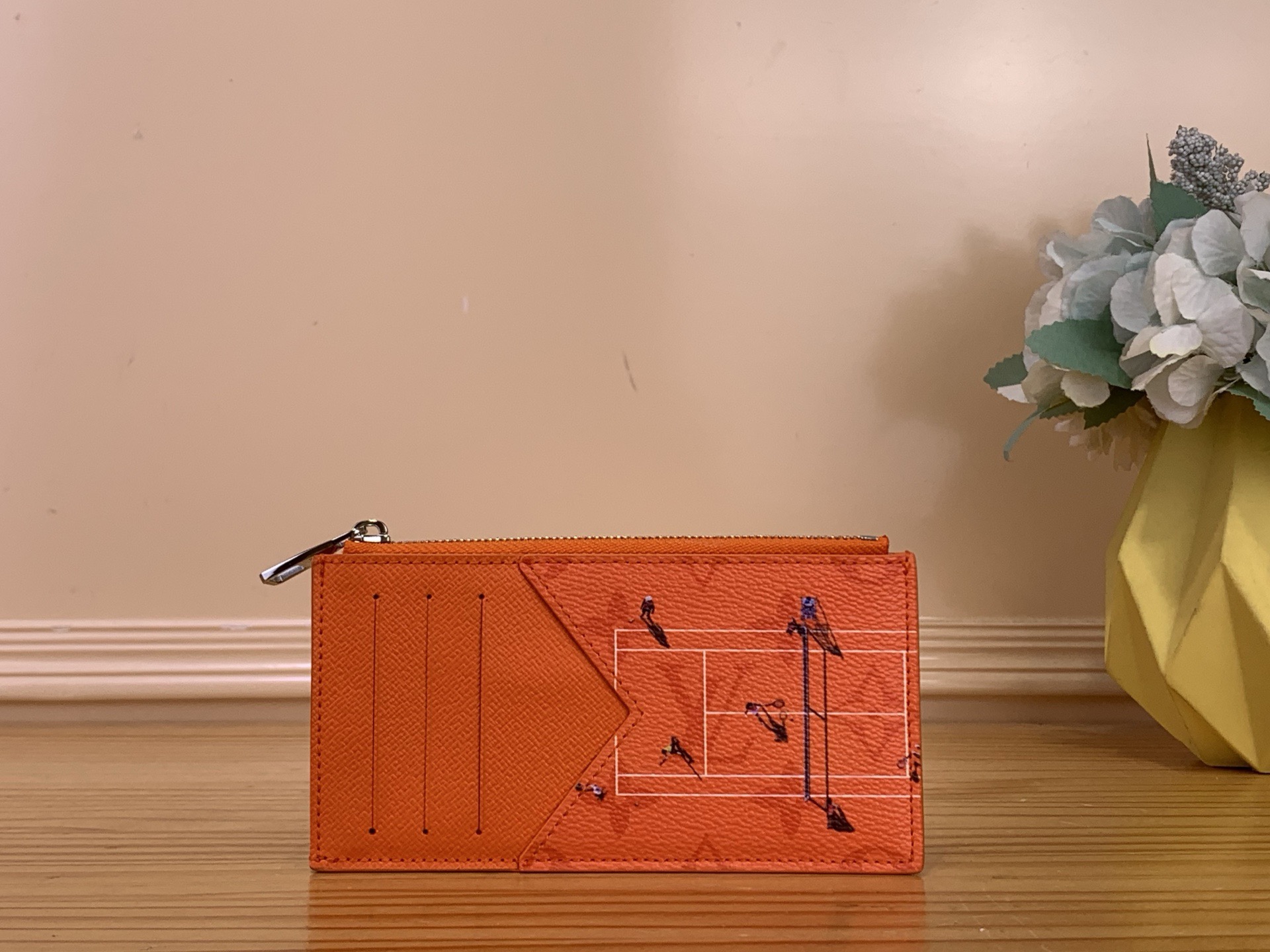 NO:763015,Top original item [Coin Wallet] m29507 Orange/Silk screen The 'Coin Card Holder' ms using colorful letter pattern canvas is a prop decorated with sports scenes captured from above. In addition to 4 slots that can accommodate credit cards, transportation cards, and business cards, it also has zippered compartments for coins and small items. It is a functional and stylish item. Size 8 x 14.5 x 1 cm  1812026 (width x height x sides),19860909顶级原单【Coin 钱夹】m29507 橙色/丝印 使用了彩色字母图案帆布的“硬币卡夹”ms是装饰了从上空捕捉到的运动场景的道具.除了可容纳信用卡、交通卡、名片的4个插槽外,还配有用于硬币和小物品的拉链式隔间,是功能性且时尚的单品. 尺寸8 x 14.5 x 1厘米 1812026（宽x高x边）,,Bag