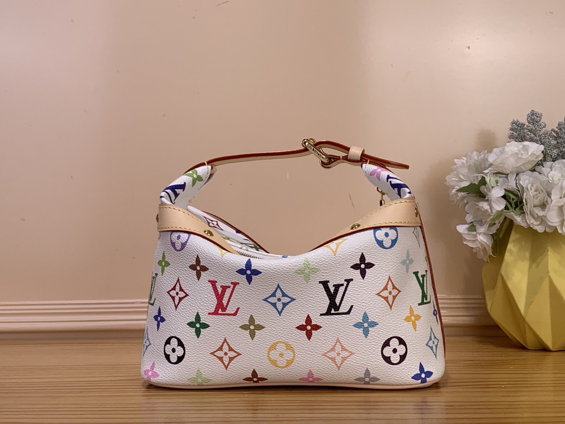 NO:766812,Top original Cruiser toiletry bag and cosmetic bag] M27900 white color (Takashi Murakami) is made of Monogram Multicolore 18 coated canvas, which shows the creative resonance of Louis Vuitton and Takashi Murakami in the 2003 cooperation series in a colorful manner. The cowhide leather trim and Yingze rivets accentuate the elegant structure, cleverly expressing the classic Cruiser  Inspired by handbags. Textile lining for easy cleaning and internal slip pockets for easy storage of all your travel needs. Dimensions 13.5 x 12 x 22 cm 4215055,,louis vuitton,cosmetic bags & cases,cowhide19860909顶级原单Cruiser 盥洗袋化妆包】M27900 白彩（村上隆） 取材 Monogram Multicolore 18涂层帆布,以斑斓之姿展现路易威登与村上隆在 2003 合作系列的创意共鸣.牛皮革饰边与莹泽铆钉烘托考究构型,巧妙道出经典 Cruiser 手袋的灵感启发.织物内衬便于清洗,内贴袋可轻松收纳随行所需. 尺寸 13.5 x 12 x 22厘米 4215055,,louis vuitton,cosmetic bags & cases,cowhide,Bag