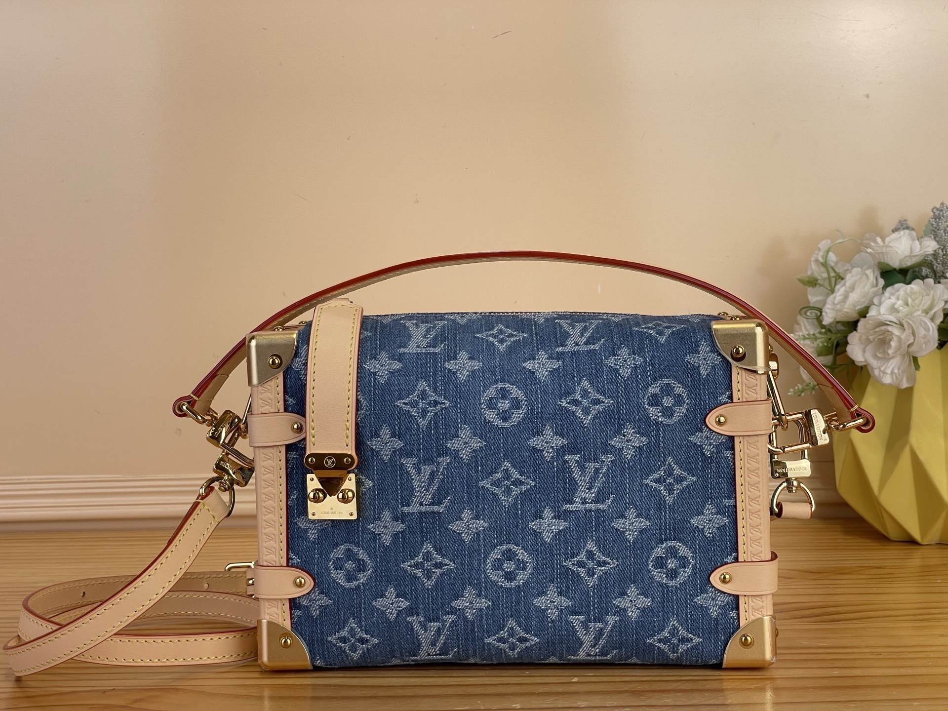 NO:763057,Top original order [Side Trunk Medium Handbag] M27450 Blue (denim denim) The original design is to pay tribute to Louis Vuitton's trunk-making tradition. This Denim Rendez-Vous hl version inherits the classic elements and adds a modern style. The body of the bag is paved with the brand's iconic Monogram pattern, supplemented by smooth leather trim, embellished with removable colorful charms. The S-lock xh lock buckle is the most versatile design, and the internal space can store daily needs. Size  23.5 x 16 x 8.5 cm 6817065…,,louis vuitton19860909顶级原单【Side Trunk 中号手袋】M27450 蓝色（丹宁牛仔） 设计初衷意在致敬路易威登制箱传统.此 Denim Rendez-Vous hl版本承袭经典元素,添注现代格调.包身铺陈品牌标志性 Monogram 图案,辅以光滑皮革饰边,点缀可拆卸绚彩挂饰.S-lock xh锁扣点睛百搭设计,内部空间可收纳日常所需. 尺寸 23.5 x 16 x 8.5 厘米 6817065…,,louis vuitton,Bag
