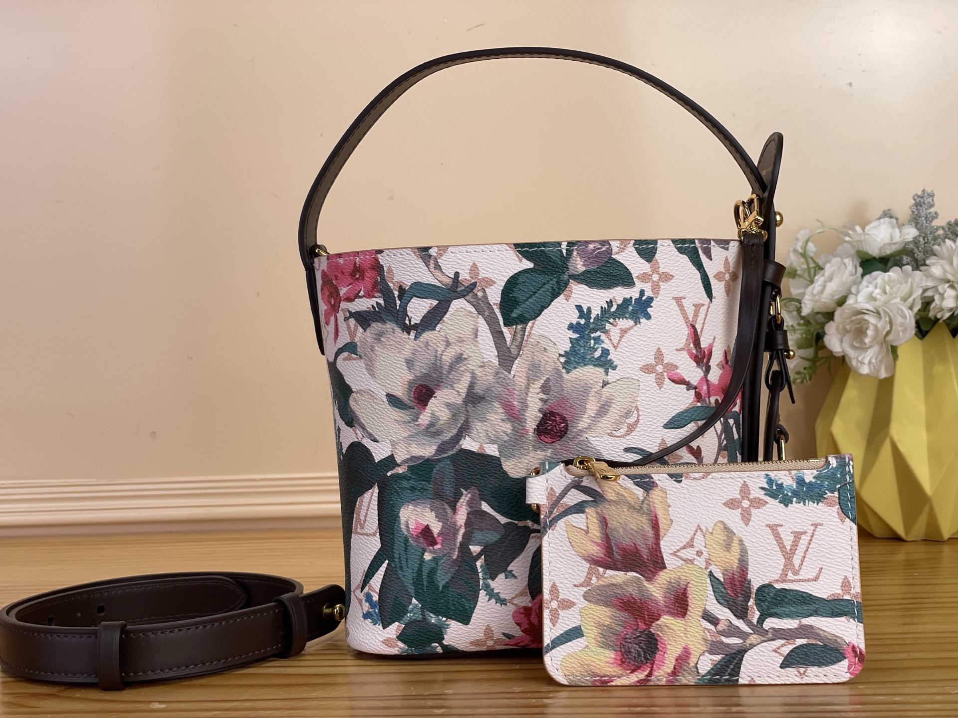NO:763018,Top original order [ALL IN BB handbag] m29067 Flower This All In BB handbag is from the Monogram Eden series, rendered in Monogram Dune Hl canvas with a lively floral pattern, with cow leather trim, dazzling padlock and LV Hr nameplate. The bucket bag configuration has a removable zipper pocket inside, which can store mobile phones, wallets and keys. Dimensions 16 x 18 x 12 cm 55160500..  (length x height x width),,louis vuitton,cowhide19860909顶级原单【ALL IN BB 手袋】 m29067 花卉 本款 All In BB 手袋出自 Monogram Eden 系列,为 Monogram Dune Hl帆布渲染灵动花卉图案,搭配牛皮革饰边、耀目挂锁和 LV Hr名牌.水桶包构型内设可拆卸拉链袋,可存放手机、钱夹和钥匙. 尺寸16 x 18 x 12 厘米 55160500.. (长度 x 高 x 宽),,louis vuitton,cowhide,Bag