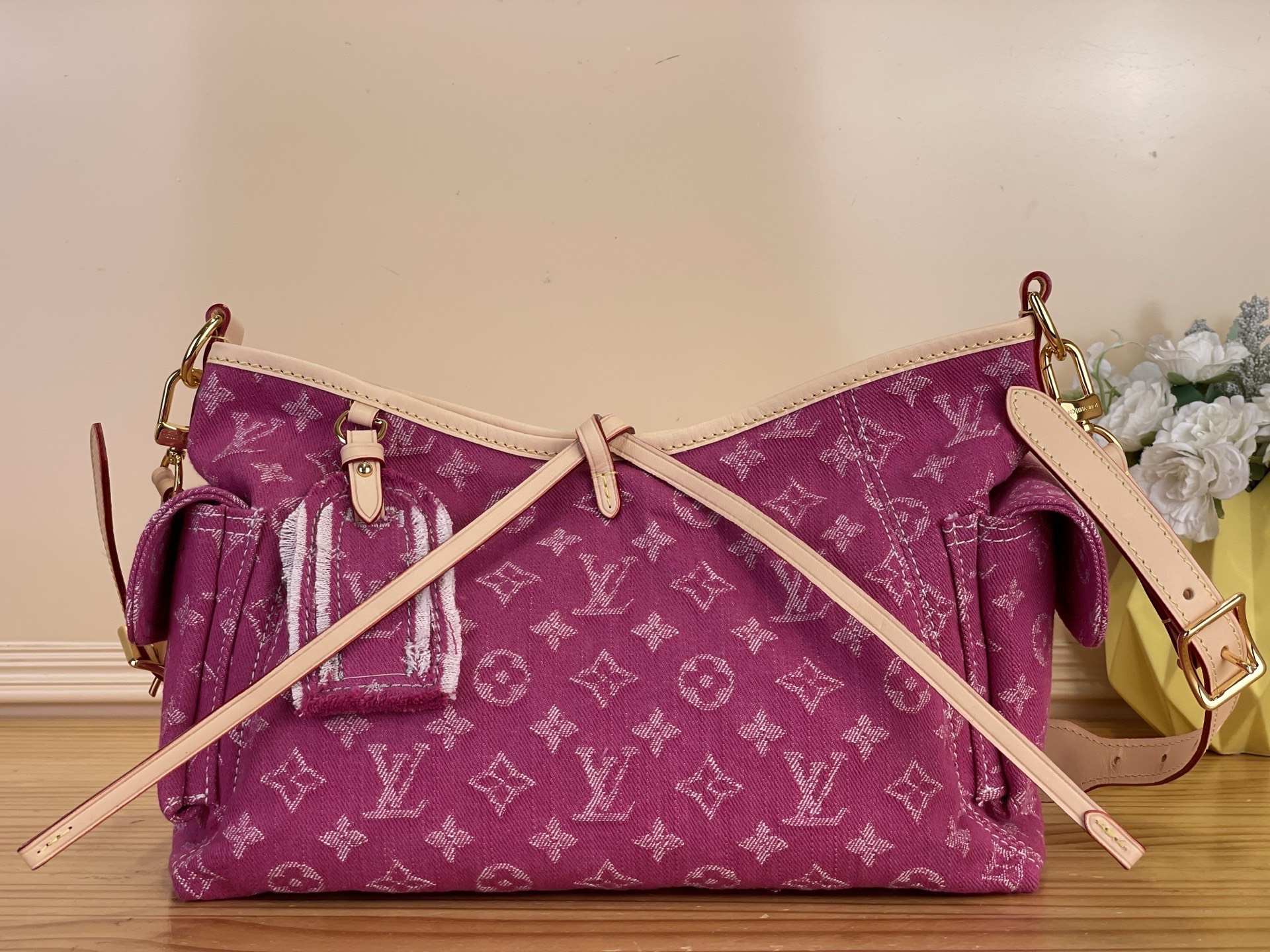 NO:763045,Top original order [CARRYALL CARGO small handbag] M28287 pink/denim m27623 green/denim This Carryall Cargo small handbag is from Denim Rendez-Vous  The hl collection draws seasonal inspiration for timeless style. The cotton body is trimmed with contrasting leather and drawstring details. This bag is embellished with metal hardware and iconic nameplates, paying homage to Louis Vuitton's trunk-making tradition. It can be worn cross-body, on the shoulder or as a handbag, and can be transformed into any shape at will. 33.5 x 23 x 15 cm 6017058.. (Length x Height x Width),, louis vuitton19860909顶级原单【CARRYALL CARGO 小号手袋】M28287 粉色/ 牛仔 m27623 绿色/ 牛仔 本款 Carryall Cargo 小号手袋出自 Denim Rendez-Vous hl系列,汲取应季灵感,演绎隽永风格.棉质包身搭载撞色皮革饰边与束带细节.此手袋缀饰金属件与标志性名牌,致敬路易威登制箱工艺传统.斜挎、肩背、手提皆宜,随心转换造型. 33.5 x 23 x 15 厘米 6017058.. (长度 x 高 x 宽),,louis vuitton,Bag