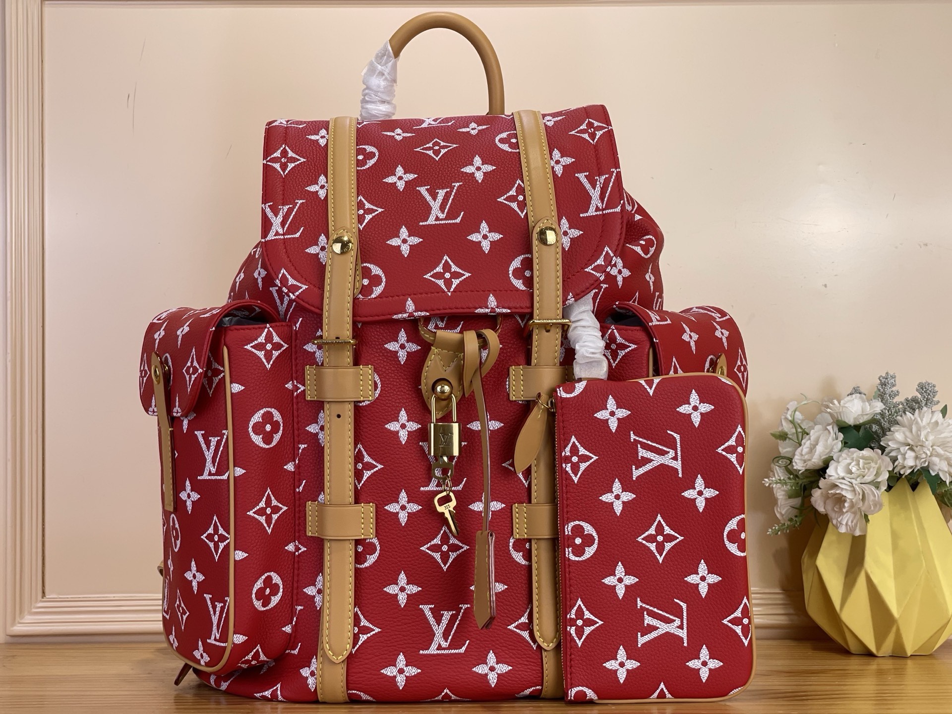 NO:763005,Top original item [9Christoher Backpack] M55699 red (full leather) Christoher small backpack is made of Taurillon leather with embossed Monogram pattern. It has a moderate capacity and combines outer bags and functional inner bags. It is matched with leather shoulder straps and matte metal parts. Drawstring and snap button closure securely protect accompanying items. Size 38 x 44x 12.5 cm 145121550,19860909顶级原单【9Christoher 双肩包】M55699红色（全皮） Christoher 小号双肩包取材压印 Monogram 图案的 Taurillon 皮革,适中容量结合外侧袋与功能性内袋,搭配皮革肩带与哑光金属件.抽绳和按扣开合安全守护随行物品. 尺寸38 x 44x 12.5 cm 145121550,,Bag