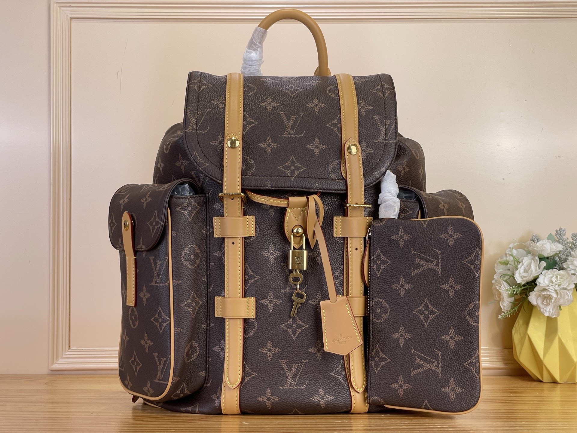 NO:763029,Top original item [9Christoher Backpack] M55699 brown (full leather) Christoher small backpack is made of Taurillon leather with embossed Monogram pattern. It has a moderate capacity and combines outer pockets and functional inner pockets. It is matched with leather shoulder straps and matte metal parts. Drawstring and snap closure securely protect accompanying items. Size 38 x 44x 12.5 cm 145121550,19860909顶级原单【9Christoher 双肩包】M55699棕色（全皮） Christoher 小号双肩包取材压印 Monogram 图案的 Taurillon 皮革,适中容量结合外侧袋与功能性内袋,搭配皮革肩带与哑光金属件.抽绳和按扣开合安全守护随行物品. 尺寸38 x 44x 12.5 cm 145121550,,Bag