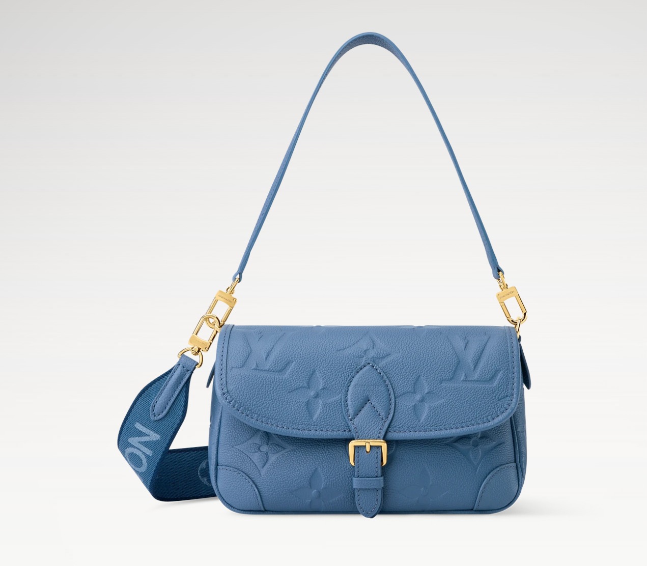 NO:763028,Top original item [Diane baguette handbag] M46386 27362 haze blue (embossed), made of Monogram Emreinte sn leather, with detachable fabric shoulder straps and dazzling metal parts, which can be flexibly matched with day and night styles. The internal zipper bag ensures the proper storage of small items. Size 24 x 15 x 9 cm 7018085,19860909顶级原单【Diane 法棍手袋】M46386 27362雾霾蓝（压花） 取材 Monogram Emreinte sn皮革,搭配可拆卸织物肩带和耀目金属件,可灵活搭配昼夜造型.内设拉链袋确保小件物品的妥善收纳. 尺寸 24 x 15 x 9 厘米 7018085,,Bag